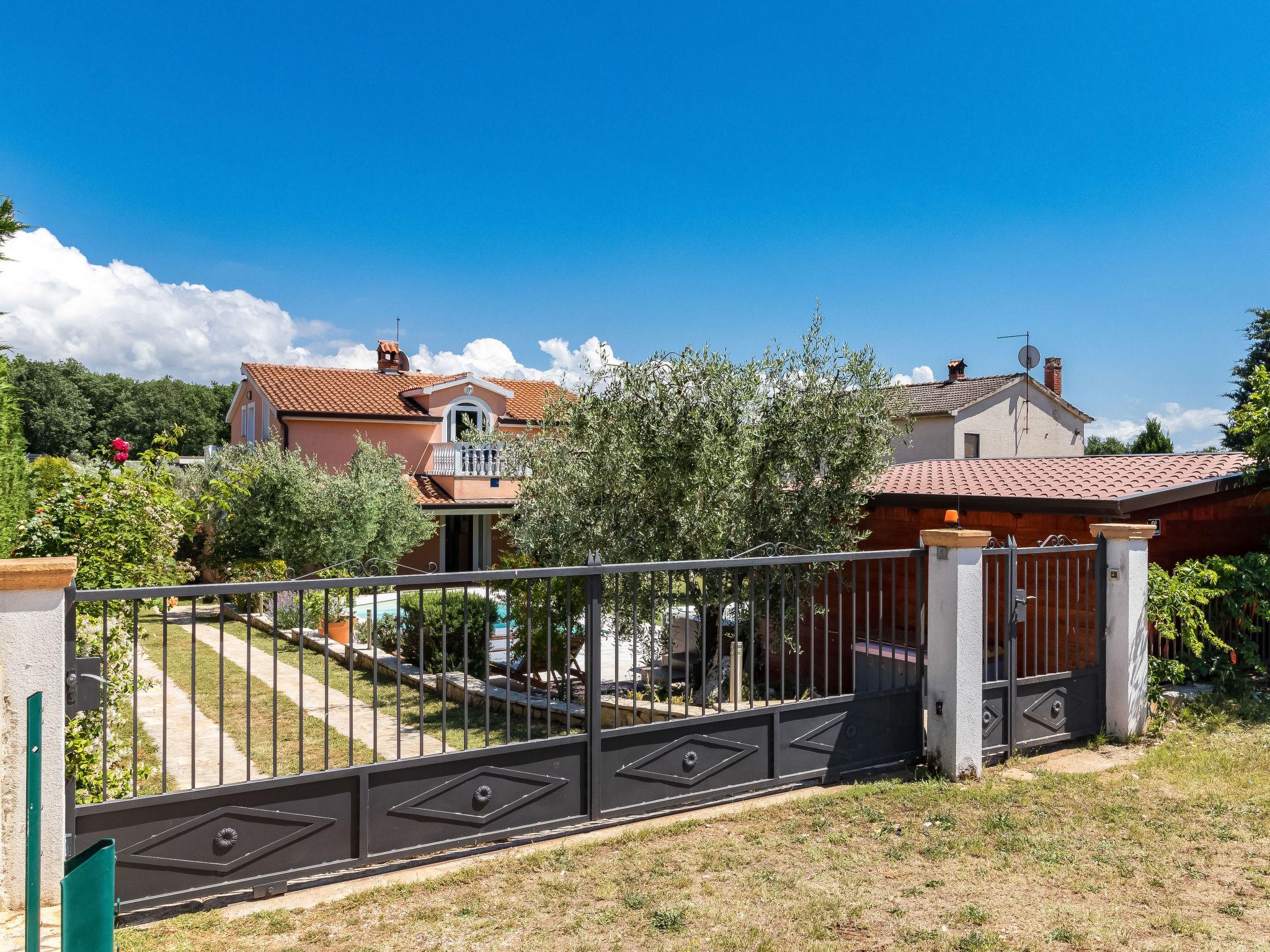 Photo 39 - Maison de 5 chambres à Kaštelir-Labinci avec piscine privée et jardin