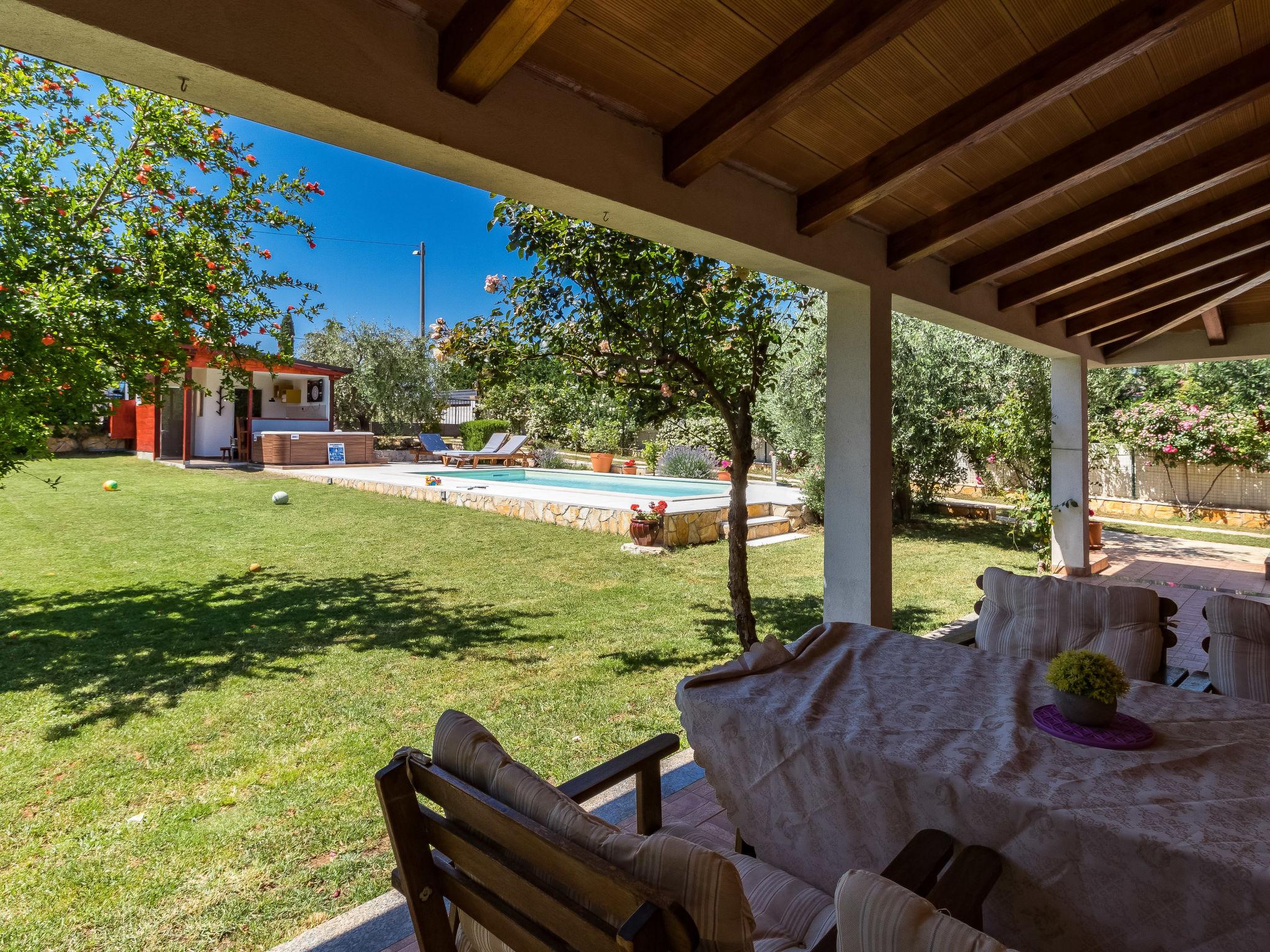 Photo 17 - Maison de 5 chambres à Kaštelir-Labinci avec piscine privée et vues à la mer