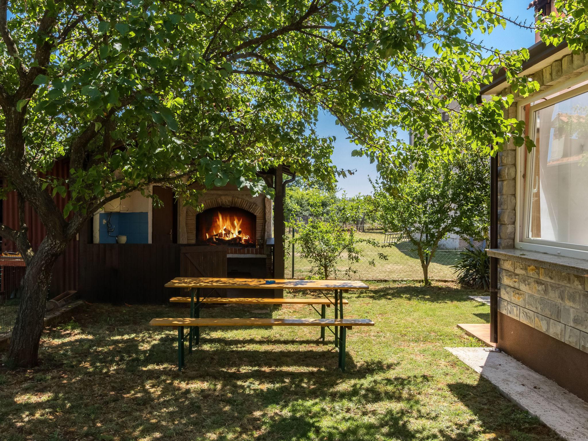 Foto 18 - Casa de 5 quartos em Kaštelir-Labinci com piscina privada e jardim