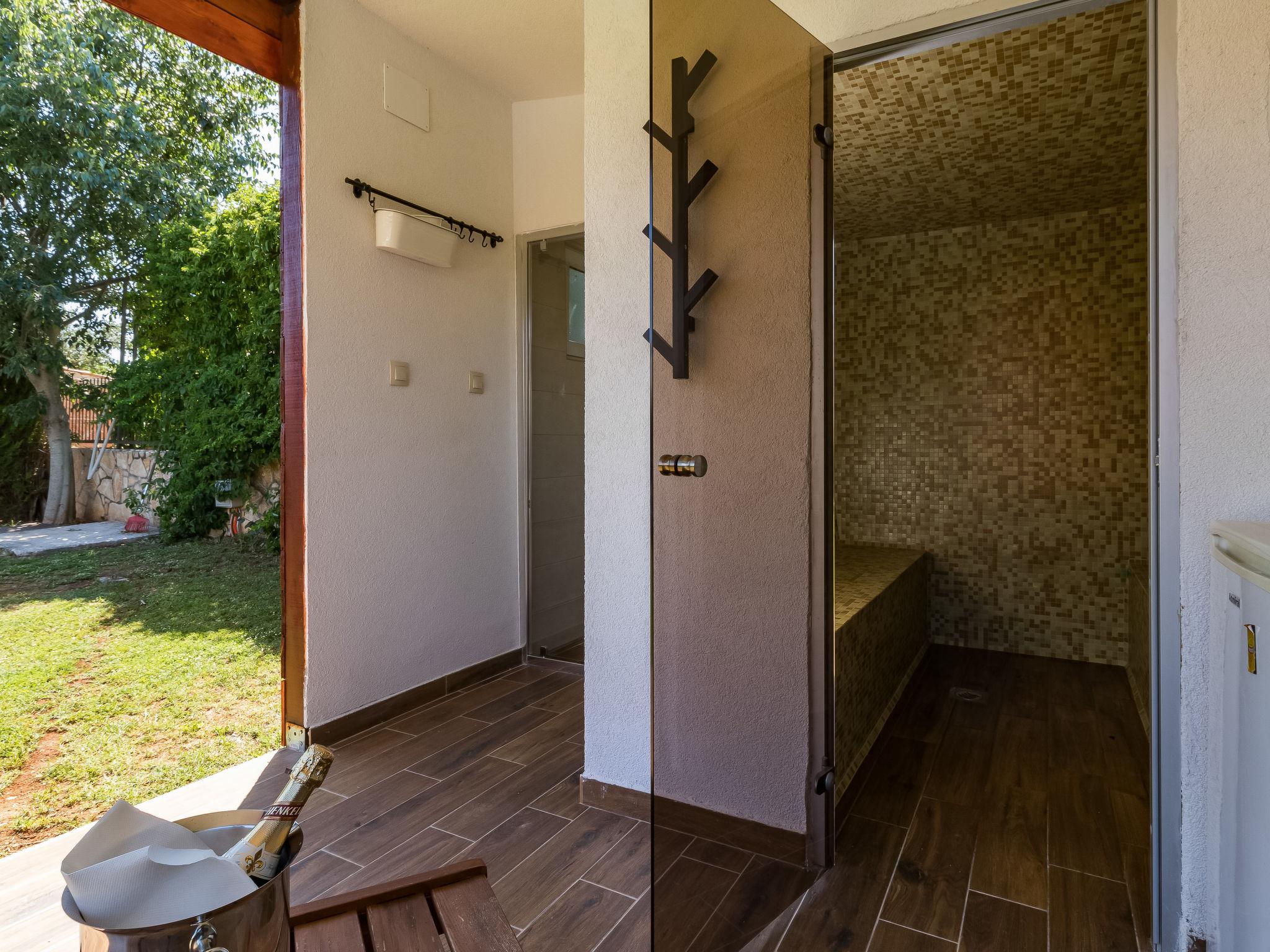 Foto 28 - Casa con 5 camere da letto a Kaštelir-Labinci con piscina privata e vista mare