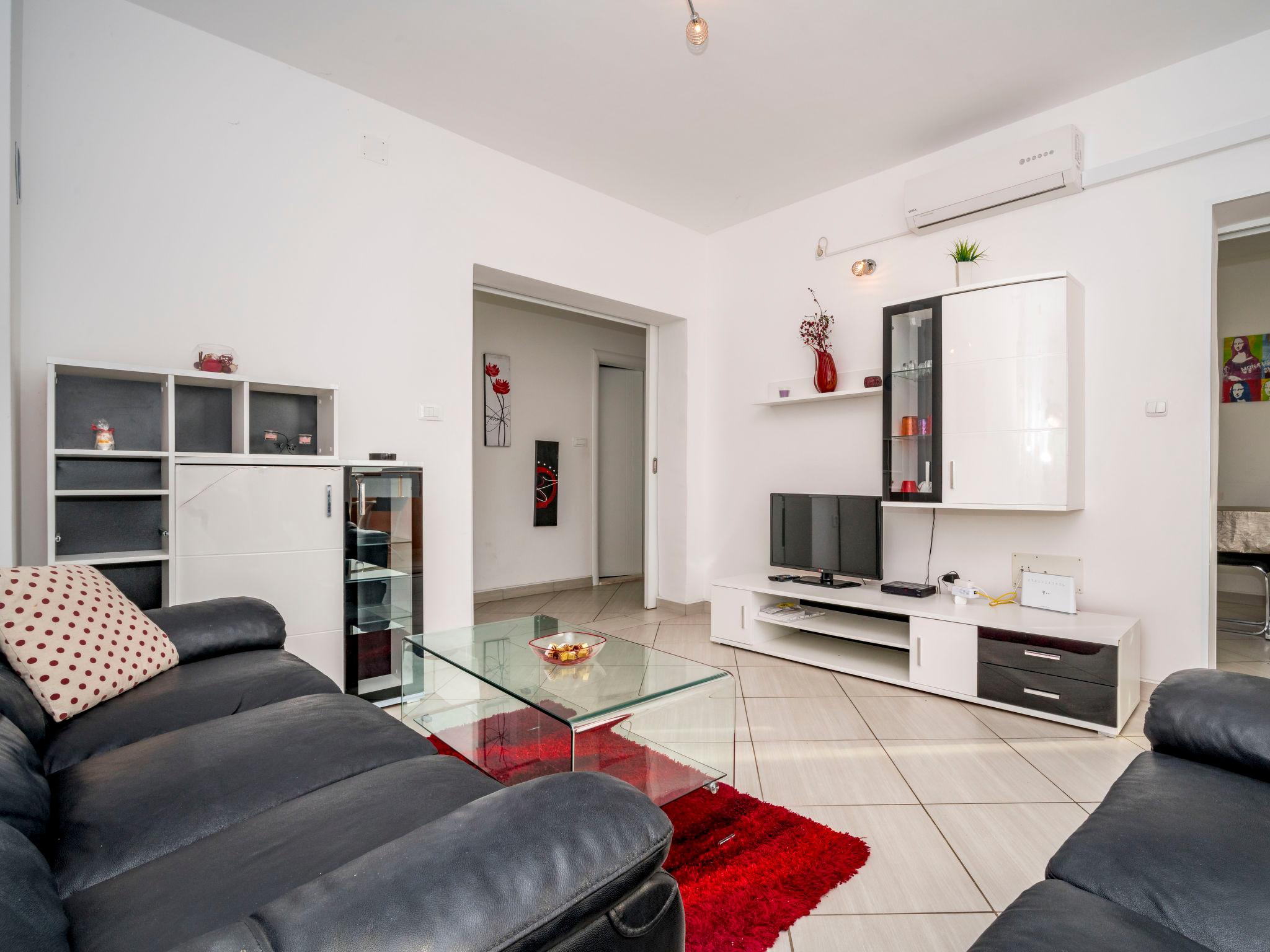 Foto 4 - Appartamento con 3 camere da letto a Sebenico con vista mare