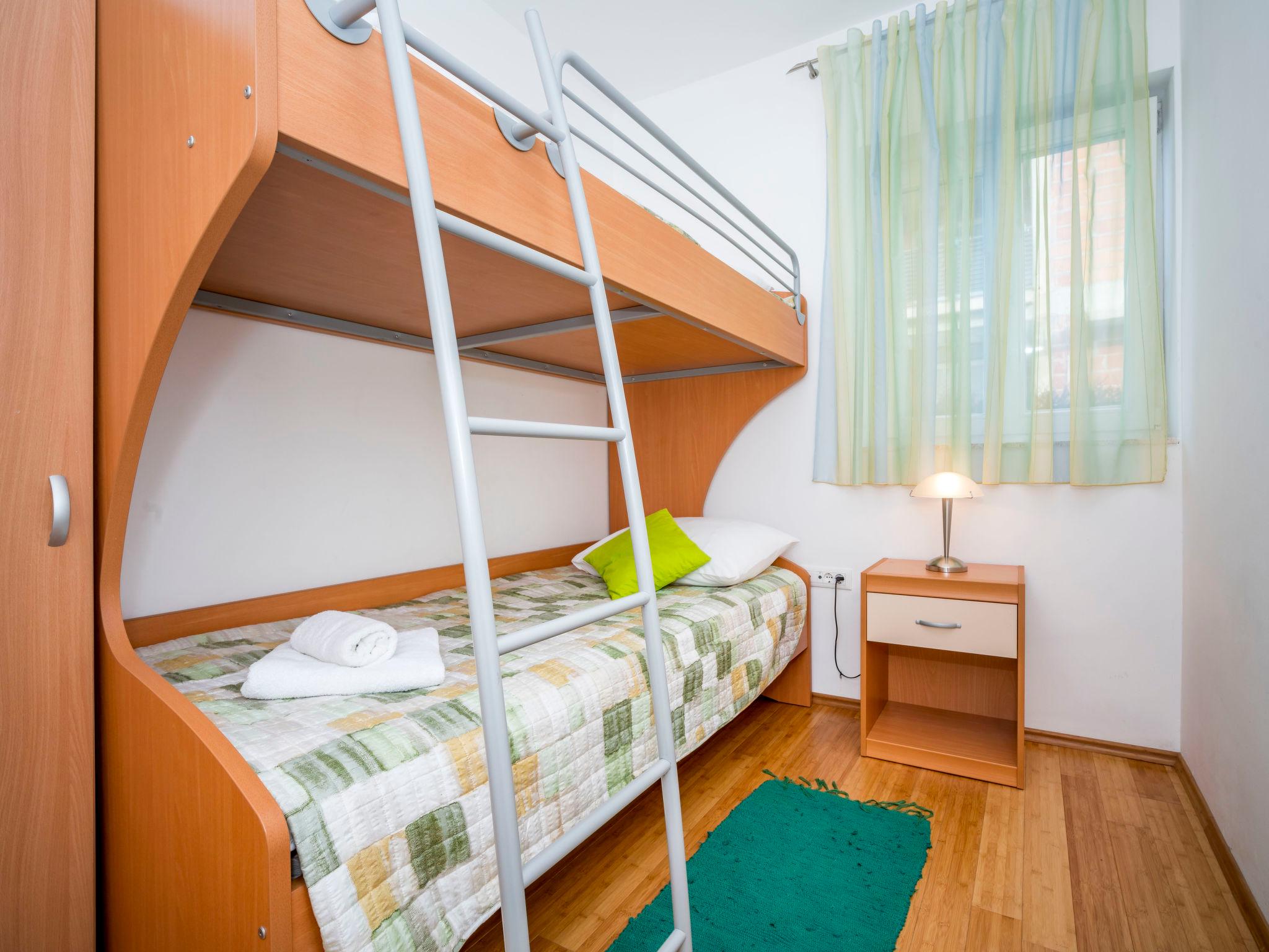 Foto 11 - Apartamento de 3 quartos em Sibenik com jardim