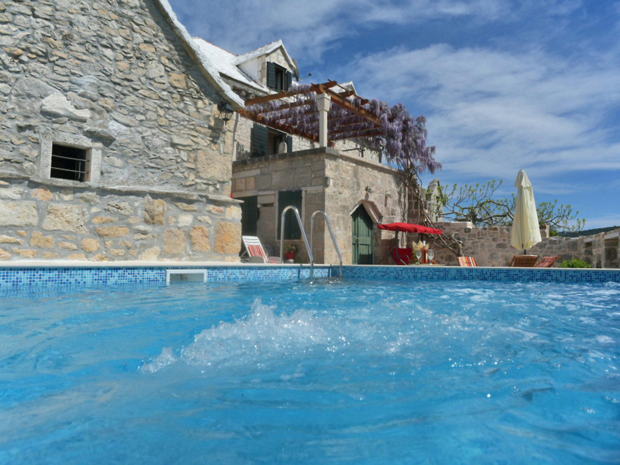 Foto 1 - Casa con 2 camere da letto a Nerežišća con piscina privata e vista mare