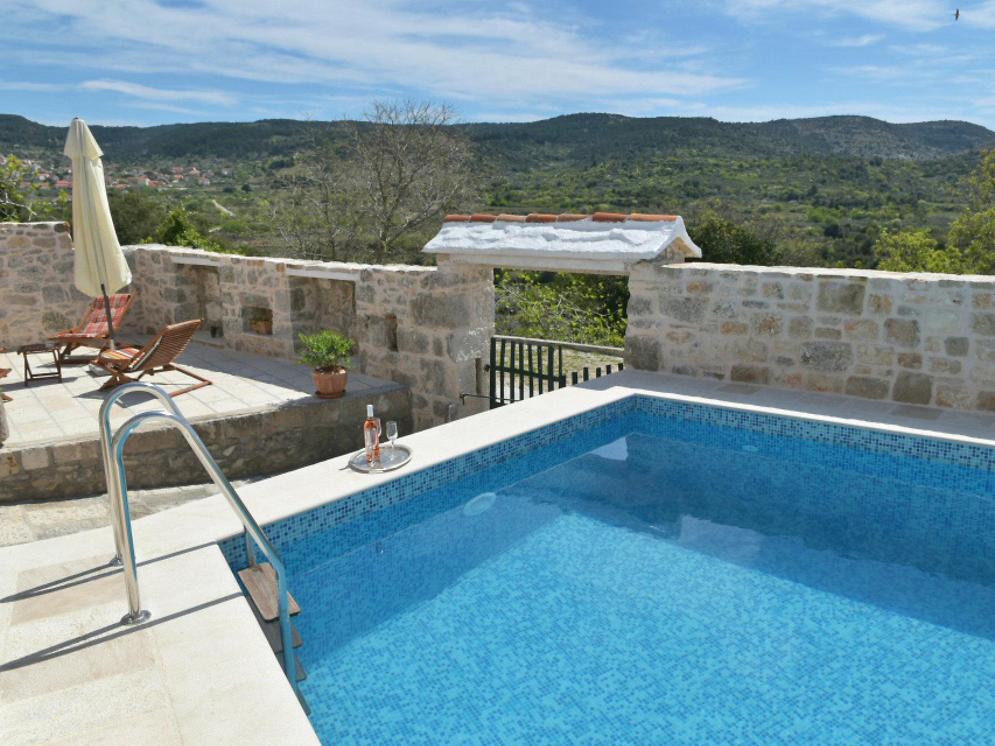 Foto 14 - Casa de 2 habitaciones en Nerežišća con piscina privada y jardín