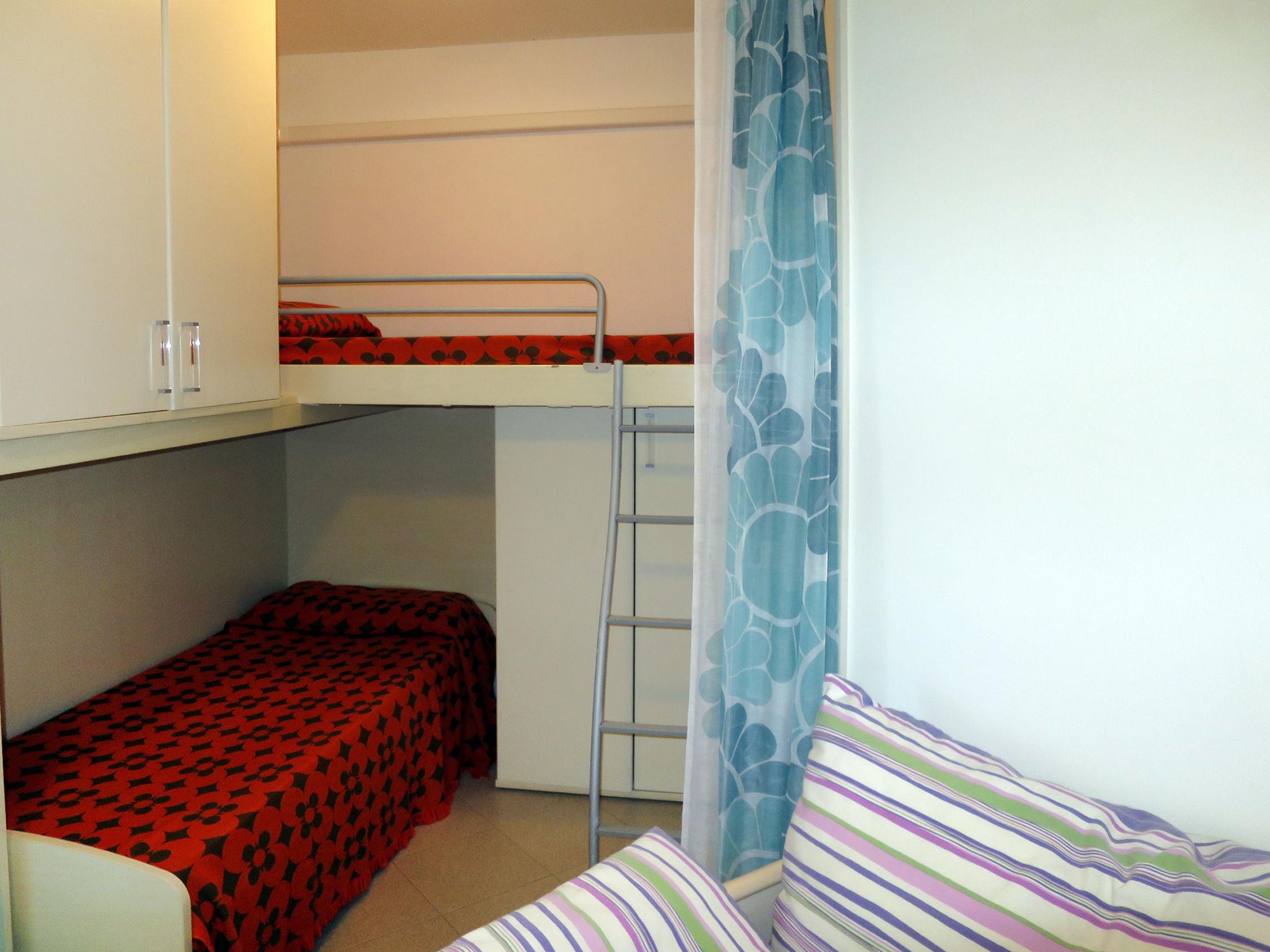Photo 16 - Appartement de 2 chambres à Lignano Sabbiadoro avec piscine et vues à la mer