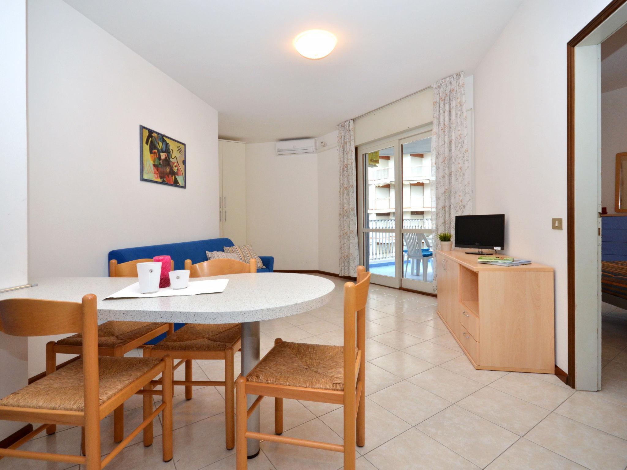 Photo 7 - Appartement de 2 chambres à Lignano Sabbiadoro avec piscine et vues à la mer