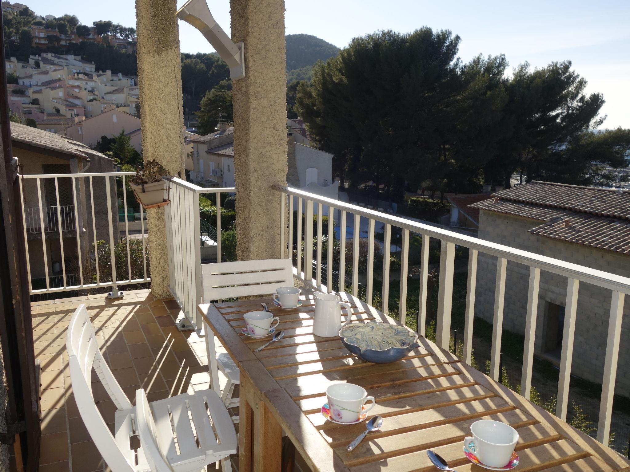 Foto 2 - Appartamento con 2 camere da letto a Saint-Cyr-sur-Mer con vista mare