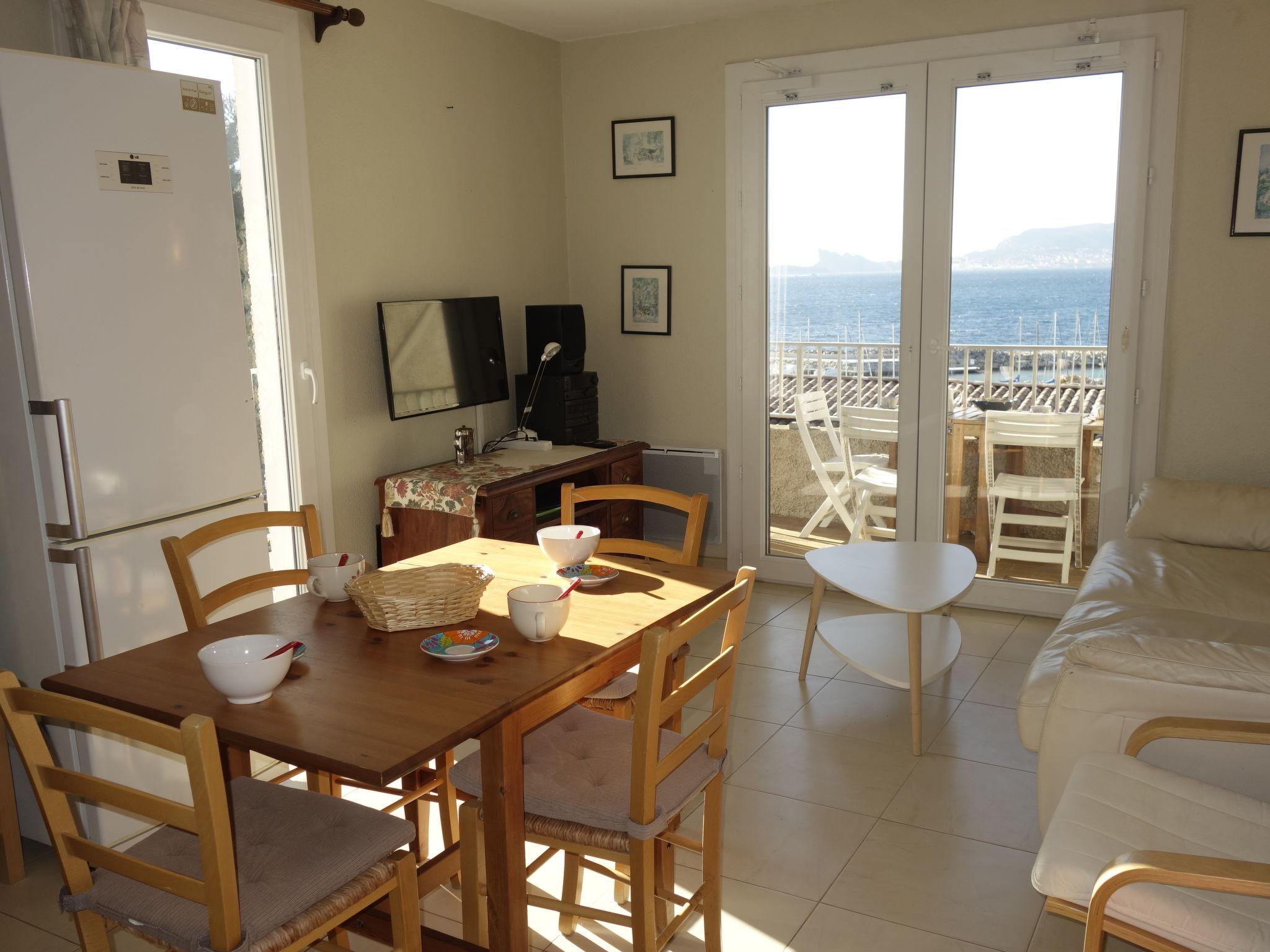 Foto 3 - Appartamento con 2 camere da letto a Saint-Cyr-sur-Mer con vista mare