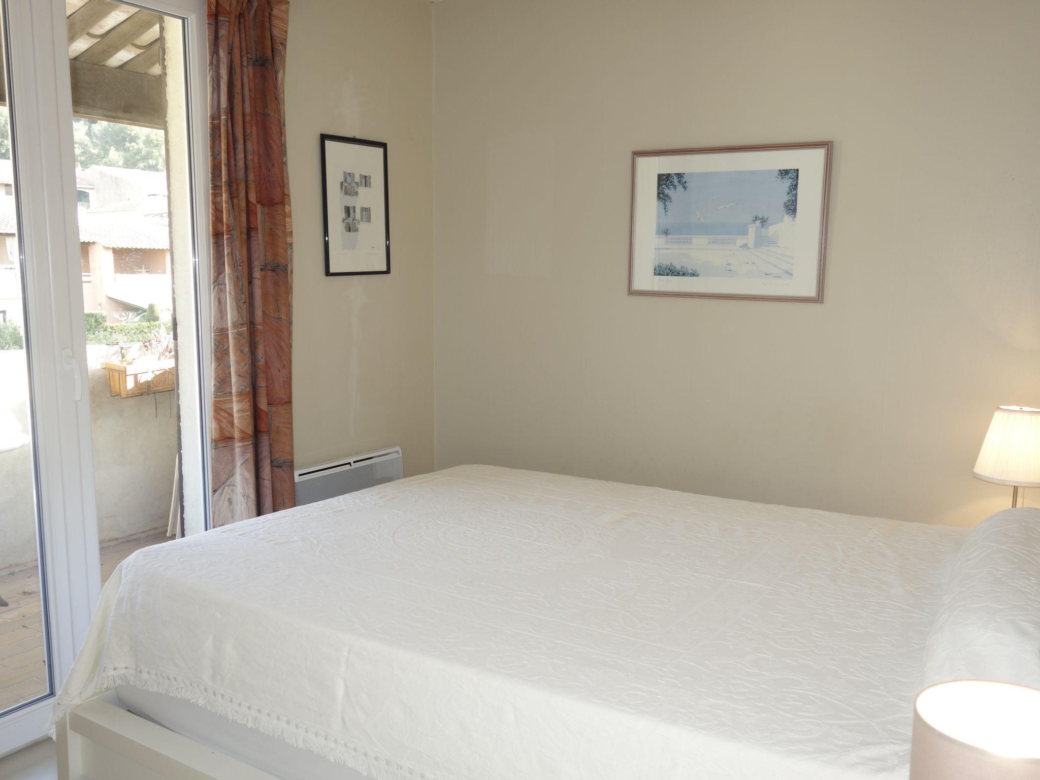 Foto 11 - Appartamento con 2 camere da letto a Saint-Cyr-sur-Mer con vista mare