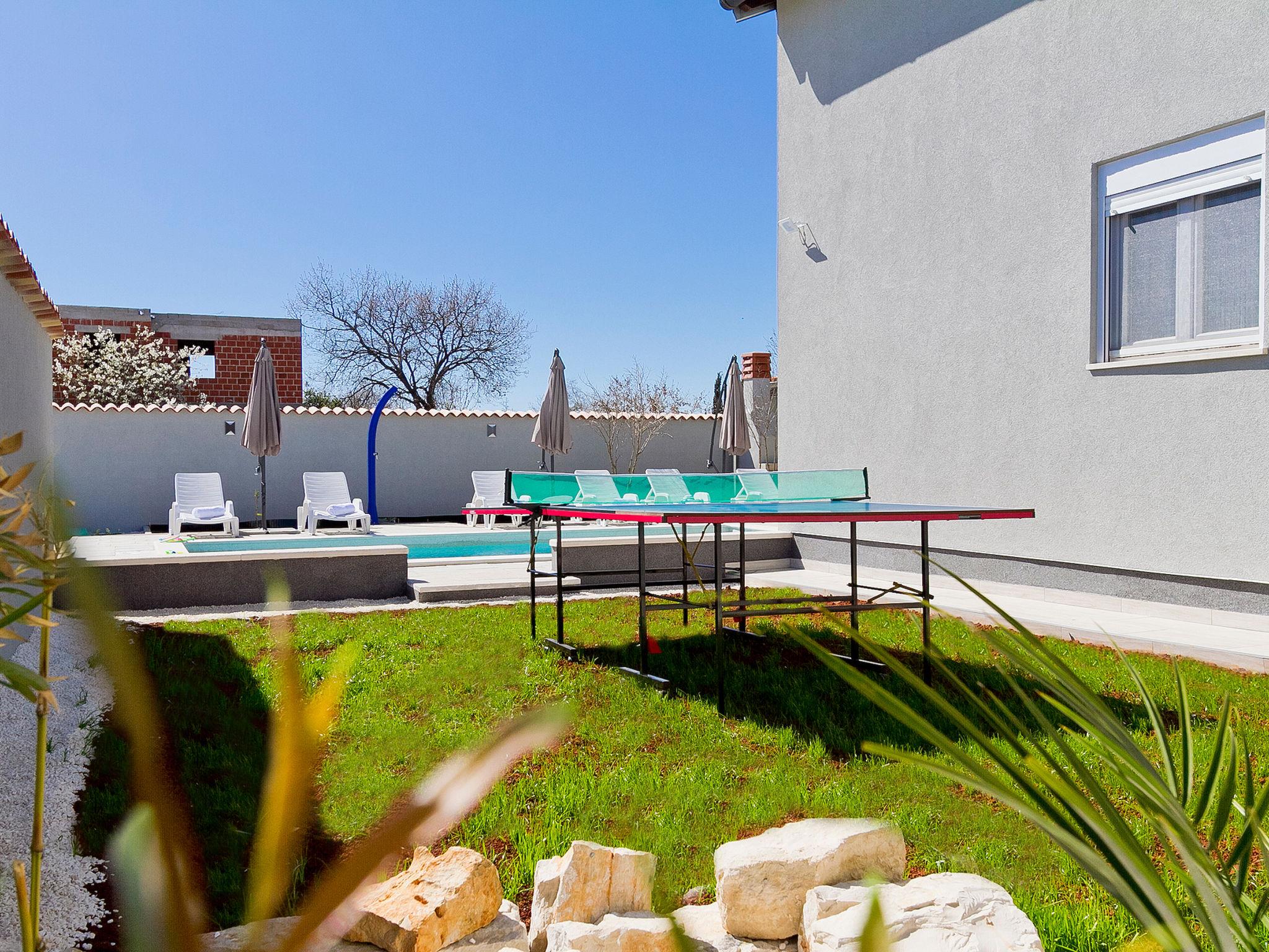 Foto 15 - Appartamento con 2 camere da letto a Marčana con piscina privata e vista mare