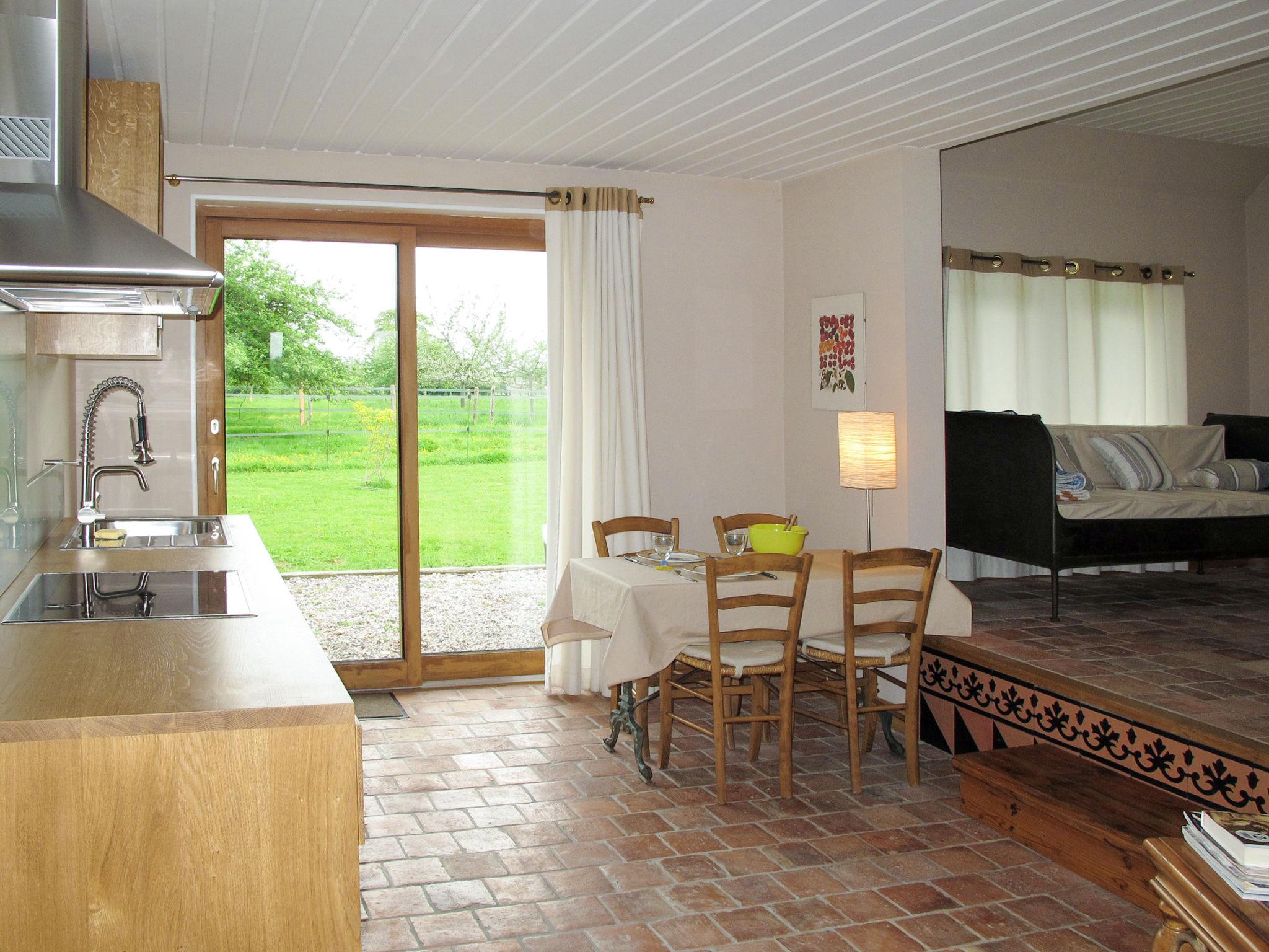 Foto 6 - Casa de 1 habitación en Notre-Dame-d'Estrées-Corbon con piscina y jardín