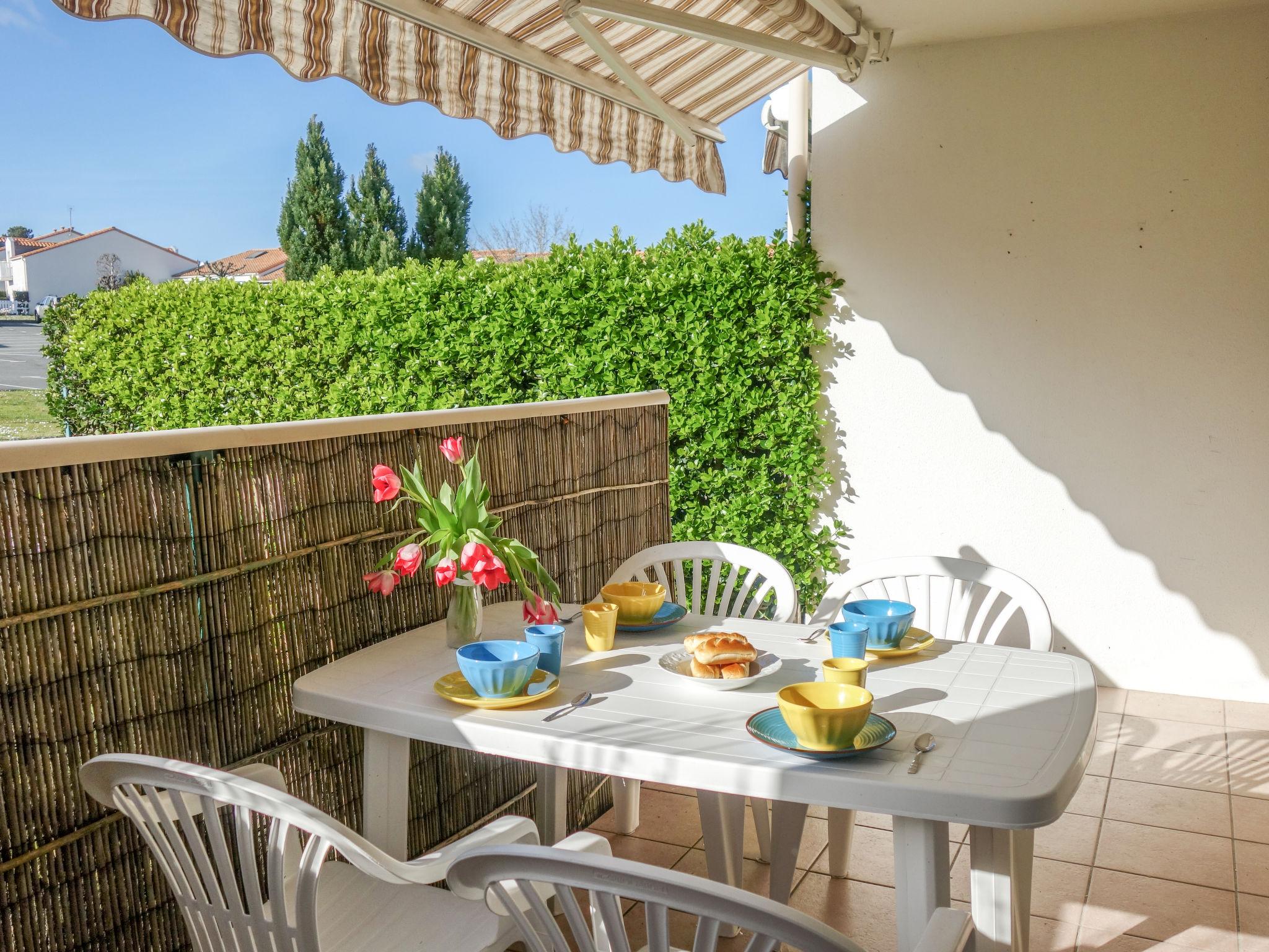 Photo 2 - 1 bedroom Apartment in Vaux-sur-Mer with swimming pool and garden