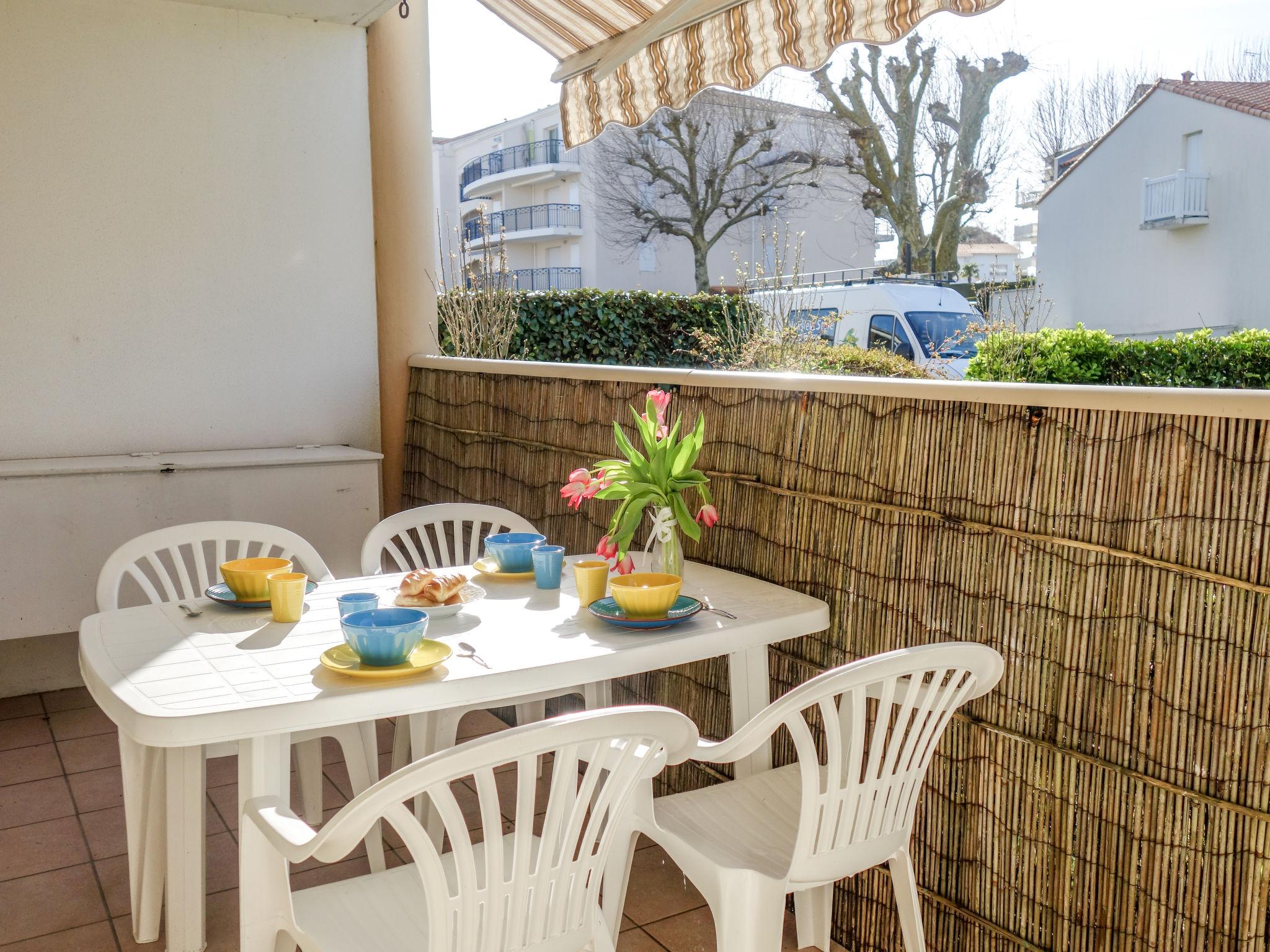 Foto 11 - Apartamento de 1 quarto em Vaux-sur-Mer com piscina privada e vistas do mar