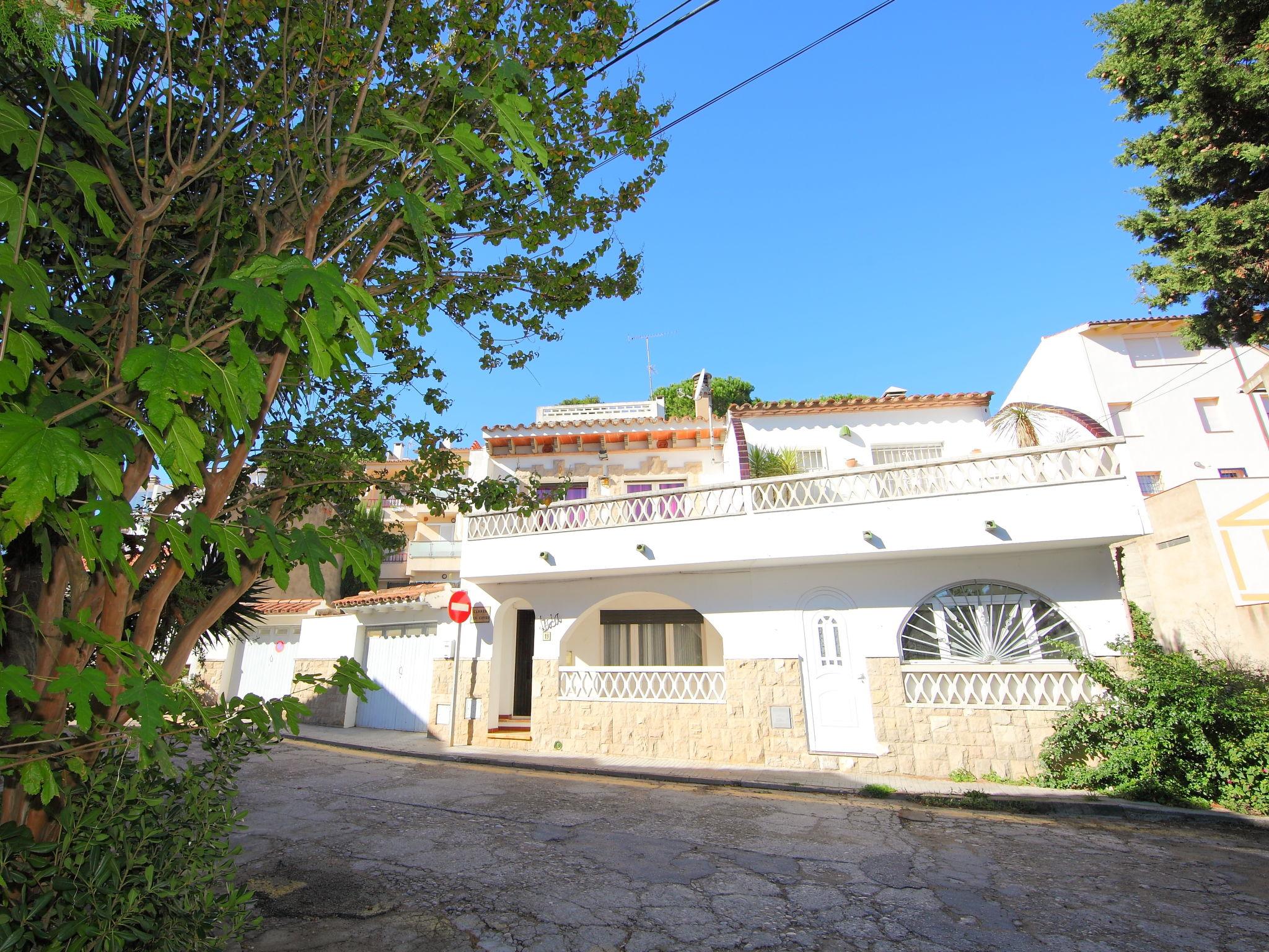 Photo 15 - Maison de 3 chambres à l'Escala avec jardin et vues à la mer