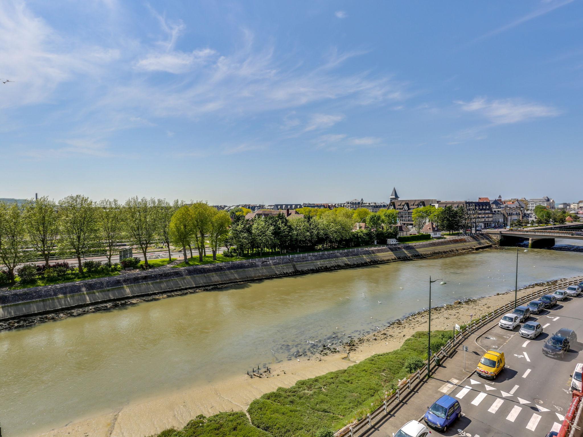 Foto 22 - Appartamento con 2 camere da letto a Trouville-sur-Mer con vista mare