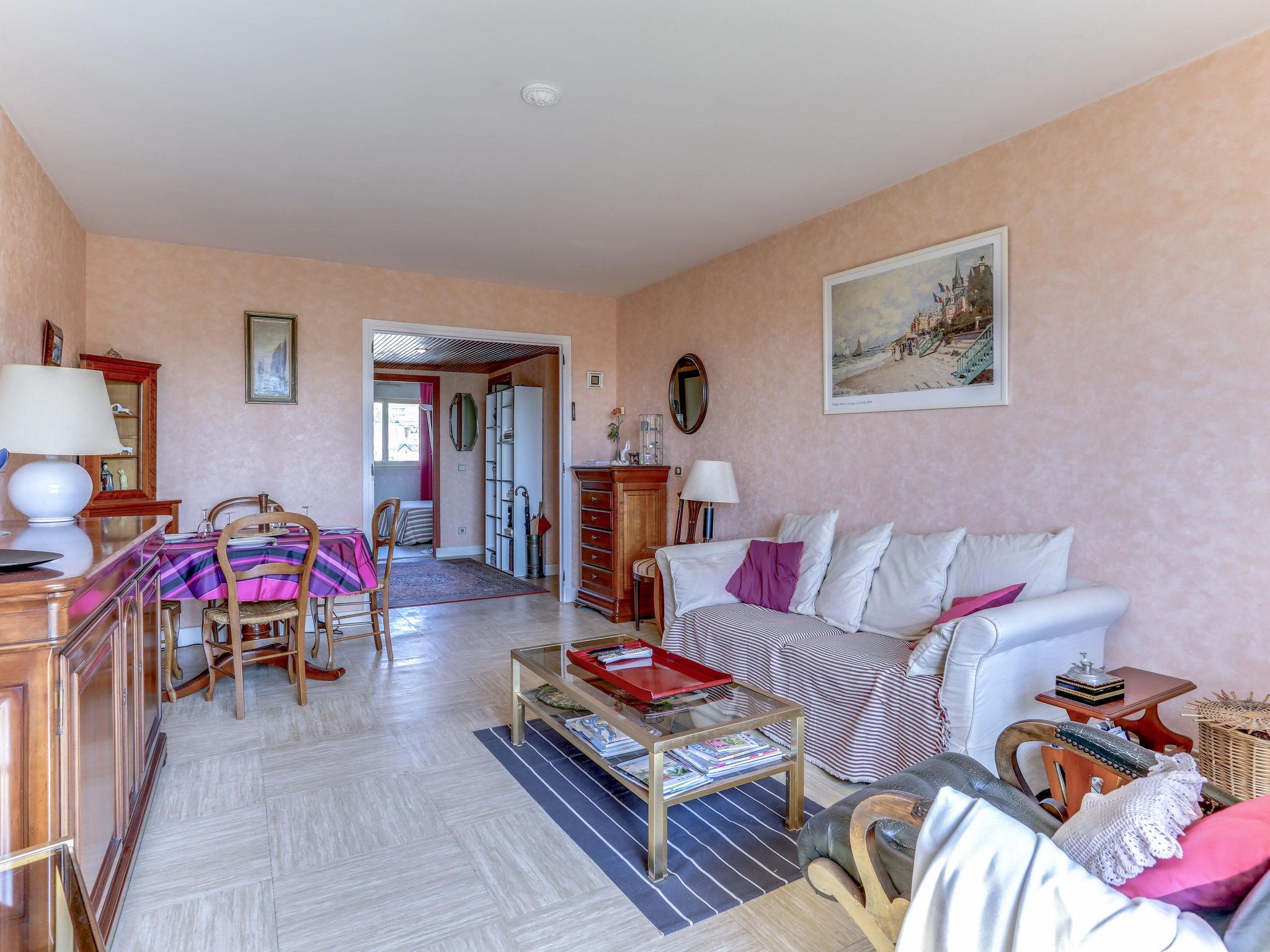 Foto 9 - Appartamento con 2 camere da letto a Trouville-sur-Mer con vista mare