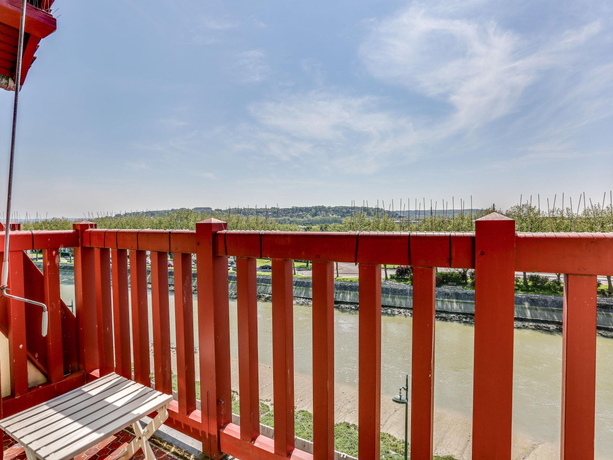 Foto 2 - Appartamento con 2 camere da letto a Trouville-sur-Mer con vista mare