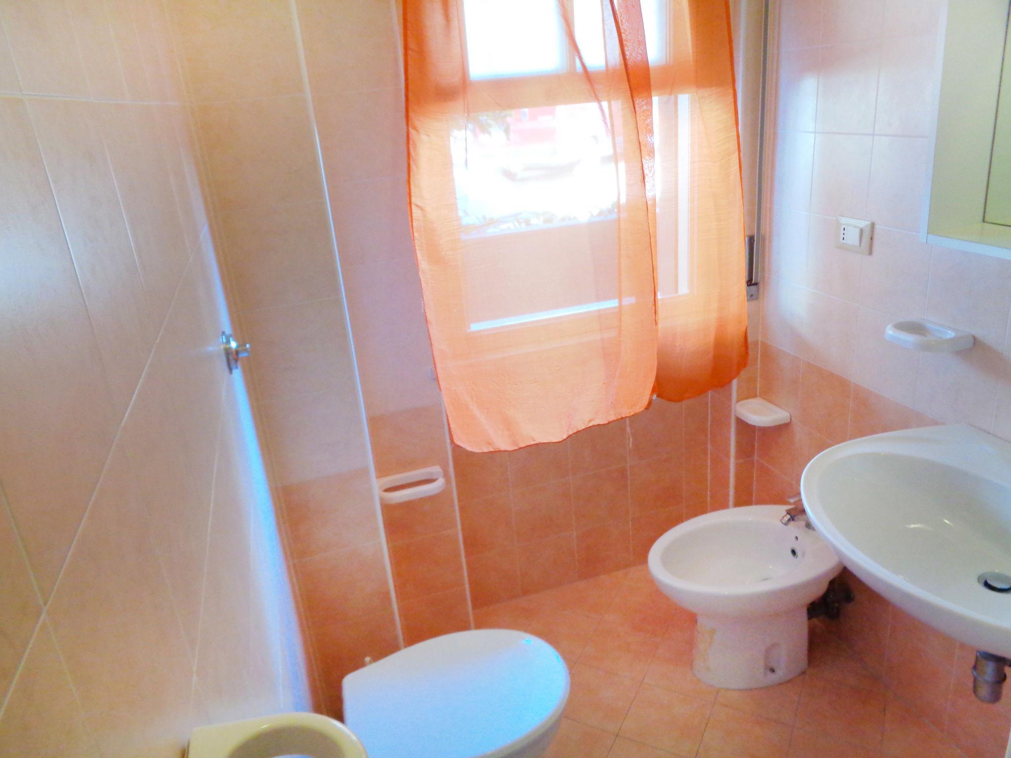Photo 13 - 1 bedroom Apartment in Silvi with garden and sea view