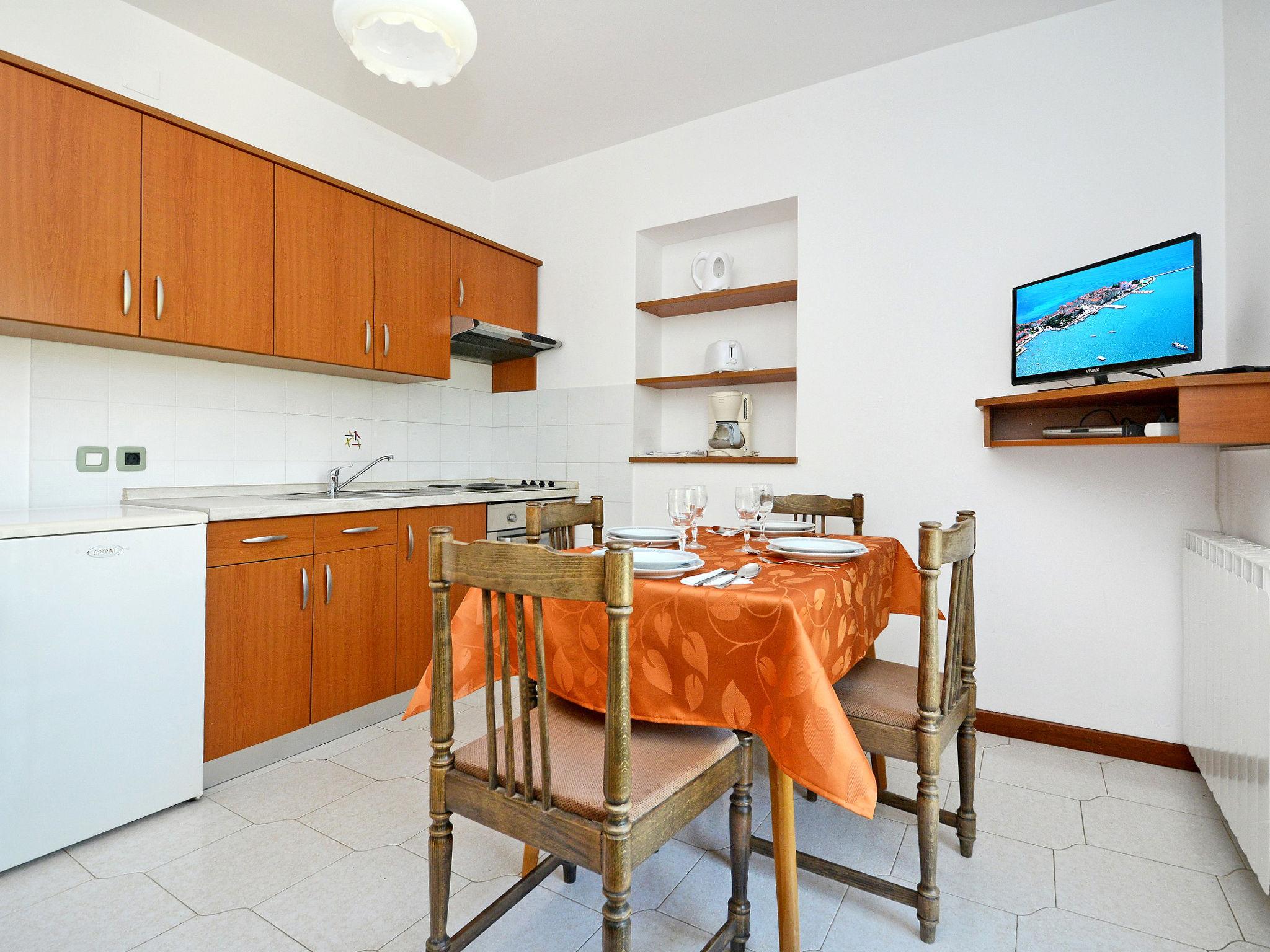 Photo 2 - 2 bedroom Apartment in Umag with swimming pool and sea view