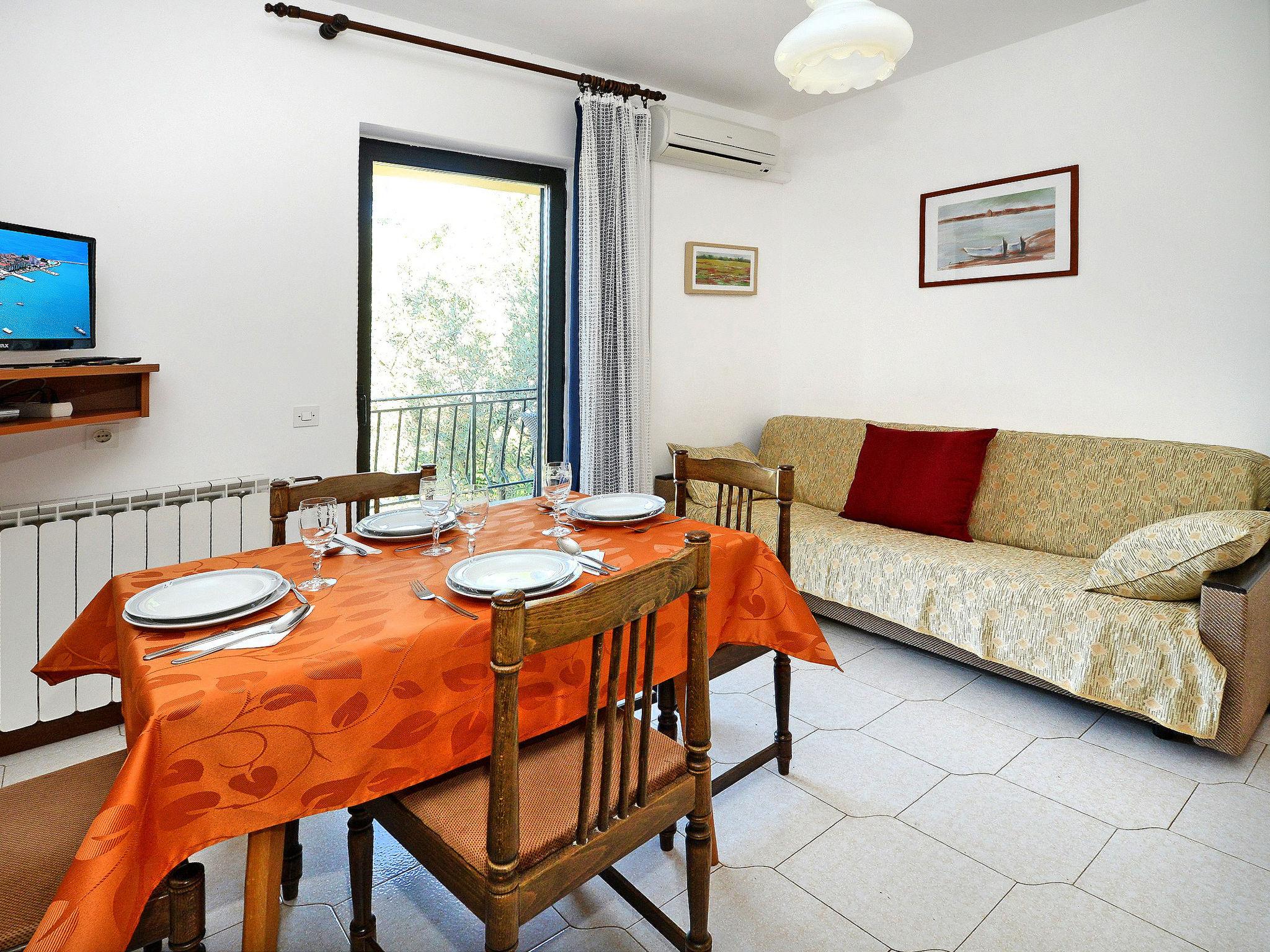 Photo 2 - 2 bedroom Apartment in Umag with swimming pool and garden