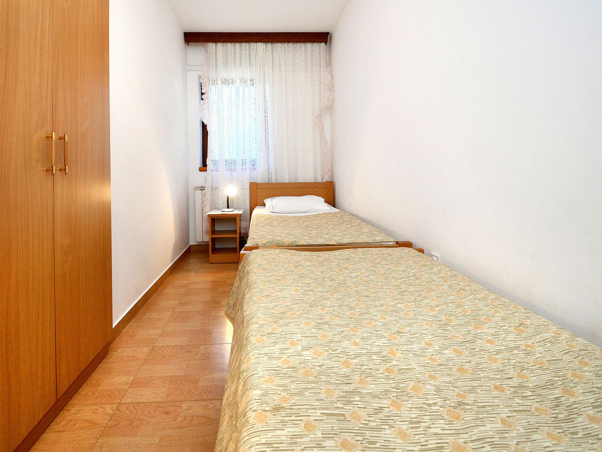 Foto 5 - Appartamento con 2 camere da letto a Umag con piscina e vista mare