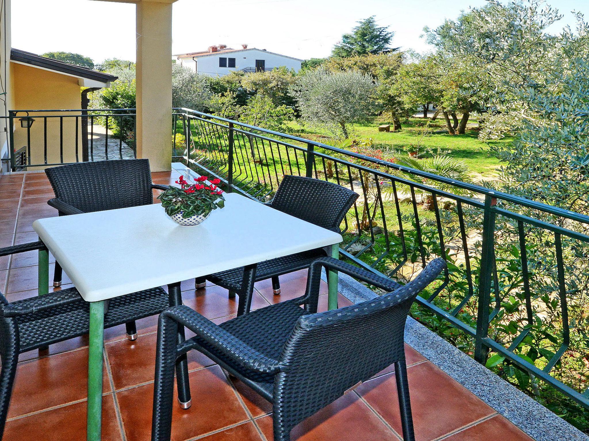 Photo 3 - 2 bedroom Apartment in Umag with swimming pool and garden