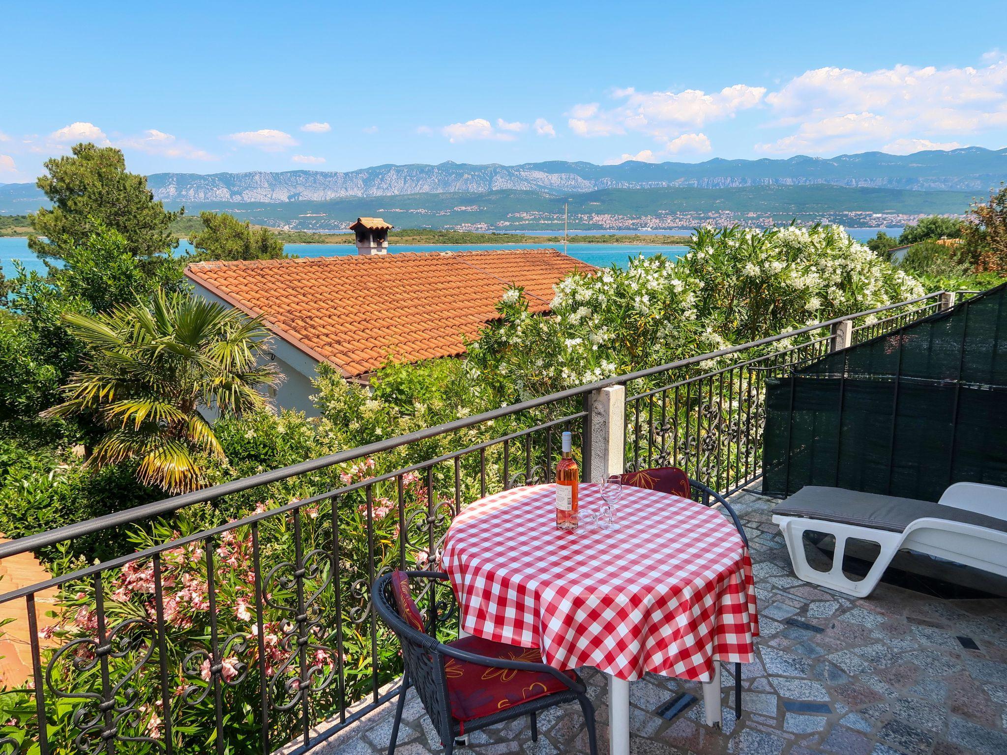 Photo 3 - Maison de 2 chambres à Dobrinj avec terrasse et vues à la mer