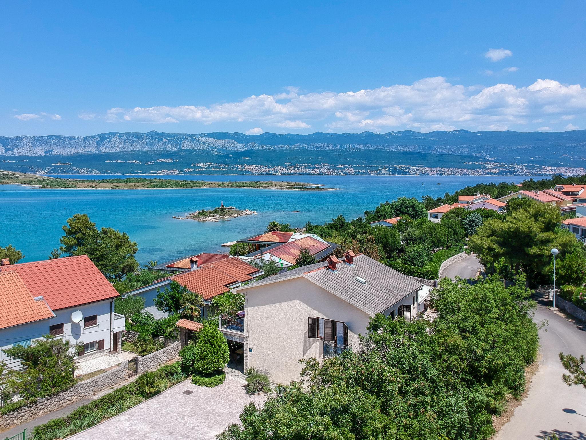 Photo 1 - Maison de 2 chambres à Dobrinj avec terrasse et vues à la mer