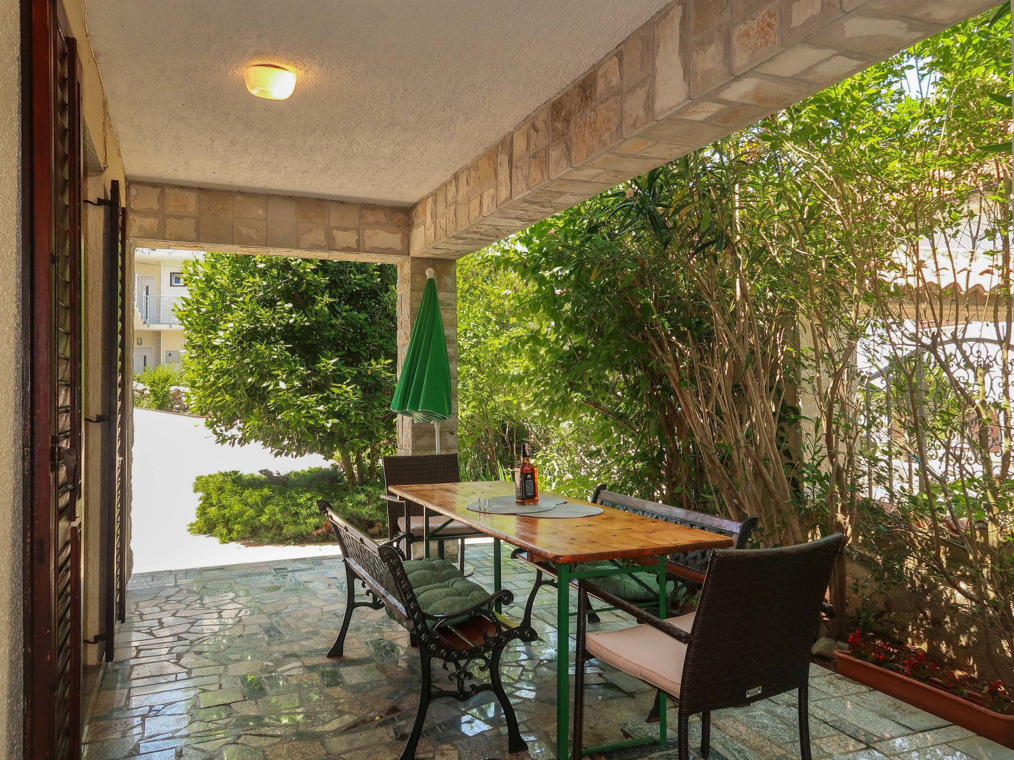 Photo 4 - Maison de 2 chambres à Dobrinj avec terrasse et vues à la mer