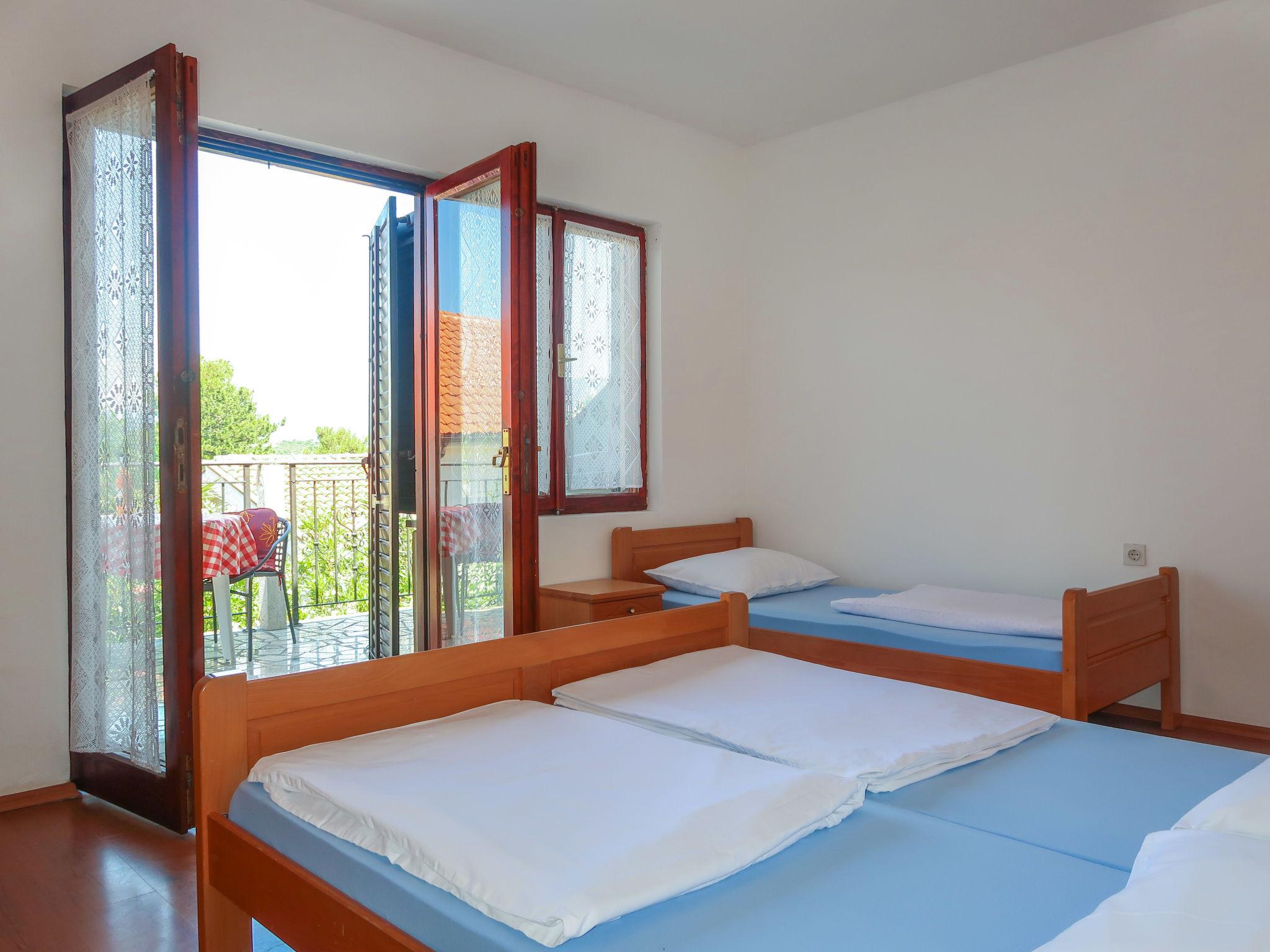Foto 11 - Casa con 2 camere da letto a Dobrinj con terrazza e vista mare