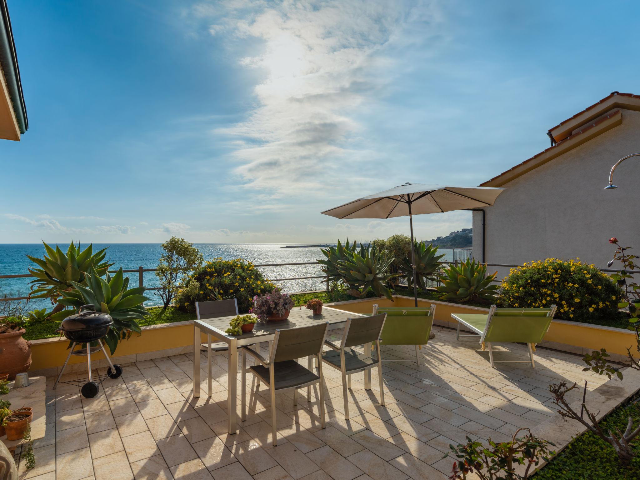 Foto 1 - Casa de 2 habitaciones en Cipressa con terraza y vistas al mar