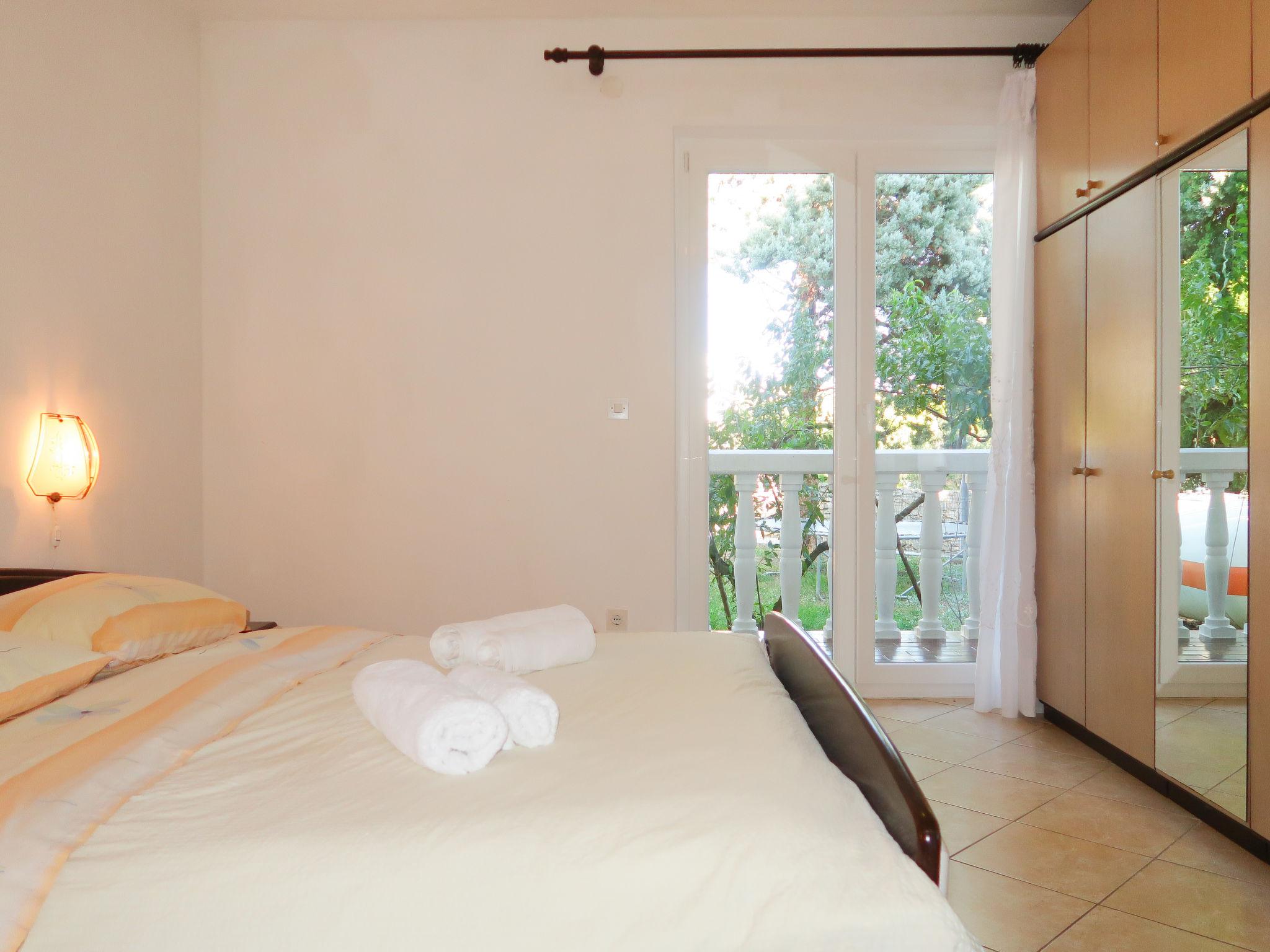 Foto 9 - Appartamento con 2 camere da letto a Krk con terrazza e vista mare