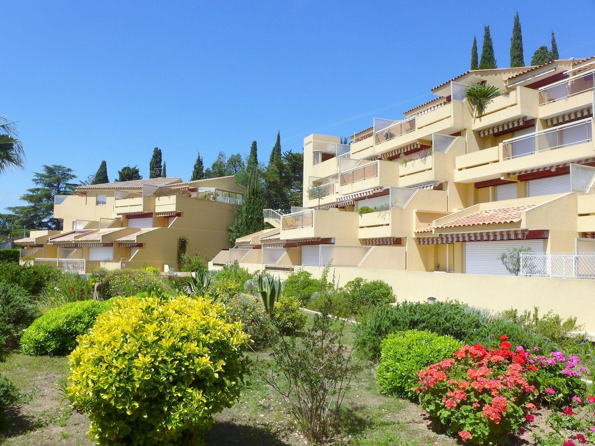 Foto 22 - Apartamento de 2 quartos em Le Lavandou com jardim e terraço