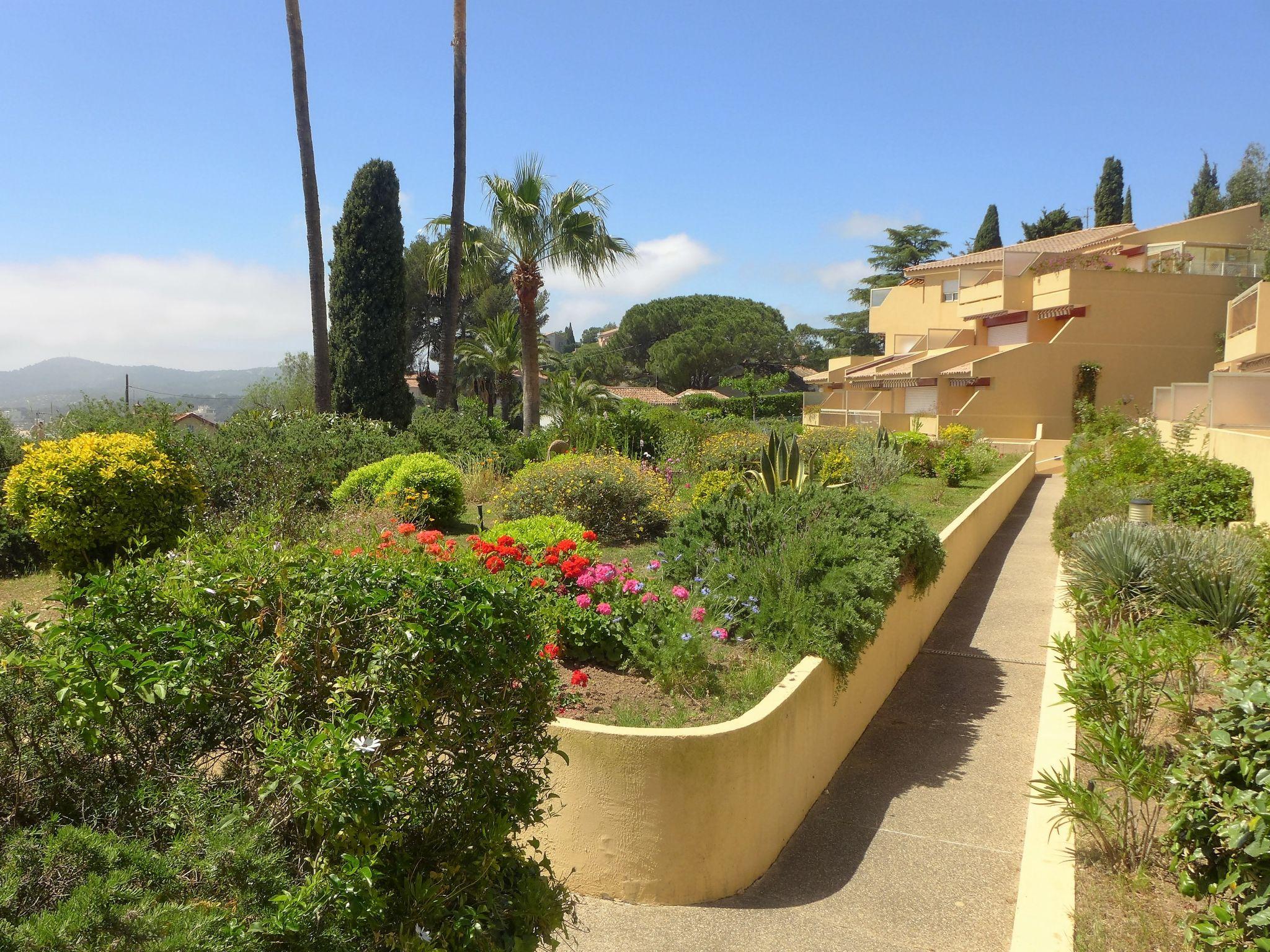 Foto 23 - Appartamento con 2 camere da letto a Le Lavandou con giardino e terrazza