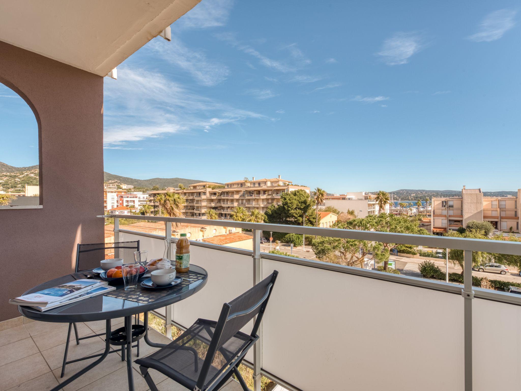 Photo 3 - Apartment in Cavalaire-sur-Mer with garden and sea view