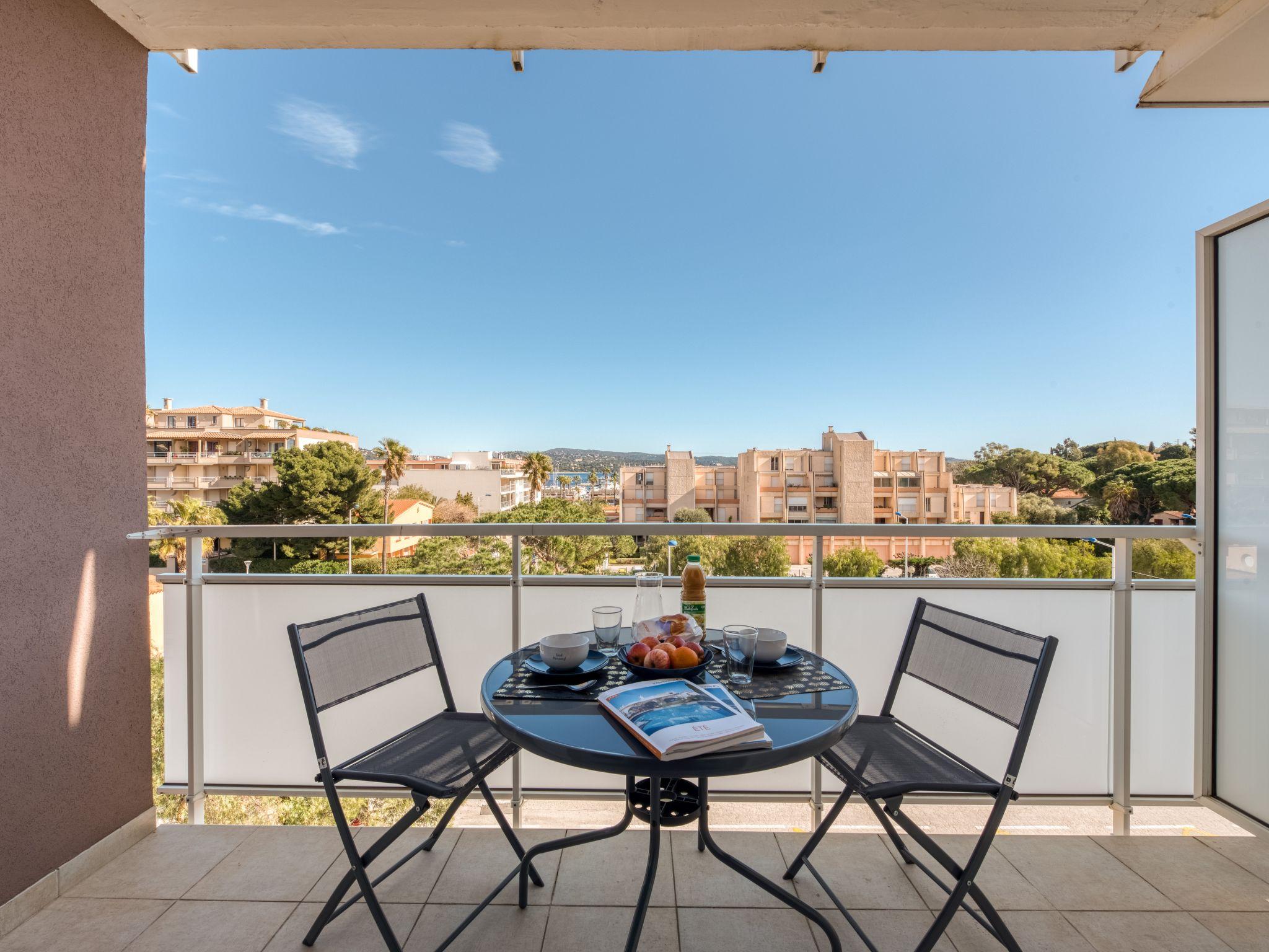 Foto 1 - Apartamento en Cavalaire-sur-Mer con jardín y vistas al mar