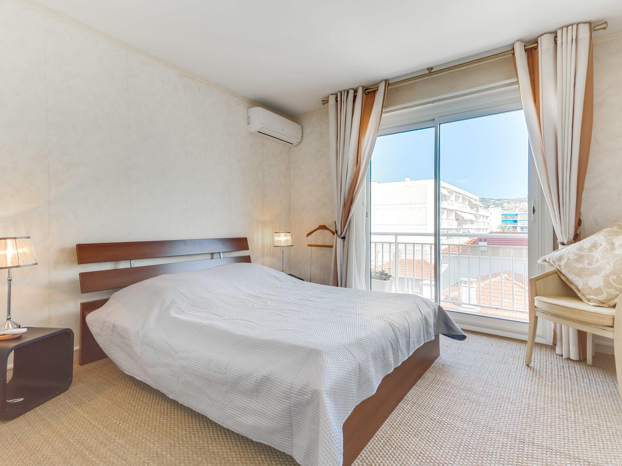 Foto 12 - Appartamento con 1 camera da letto a Cannes con terrazza e vista mare