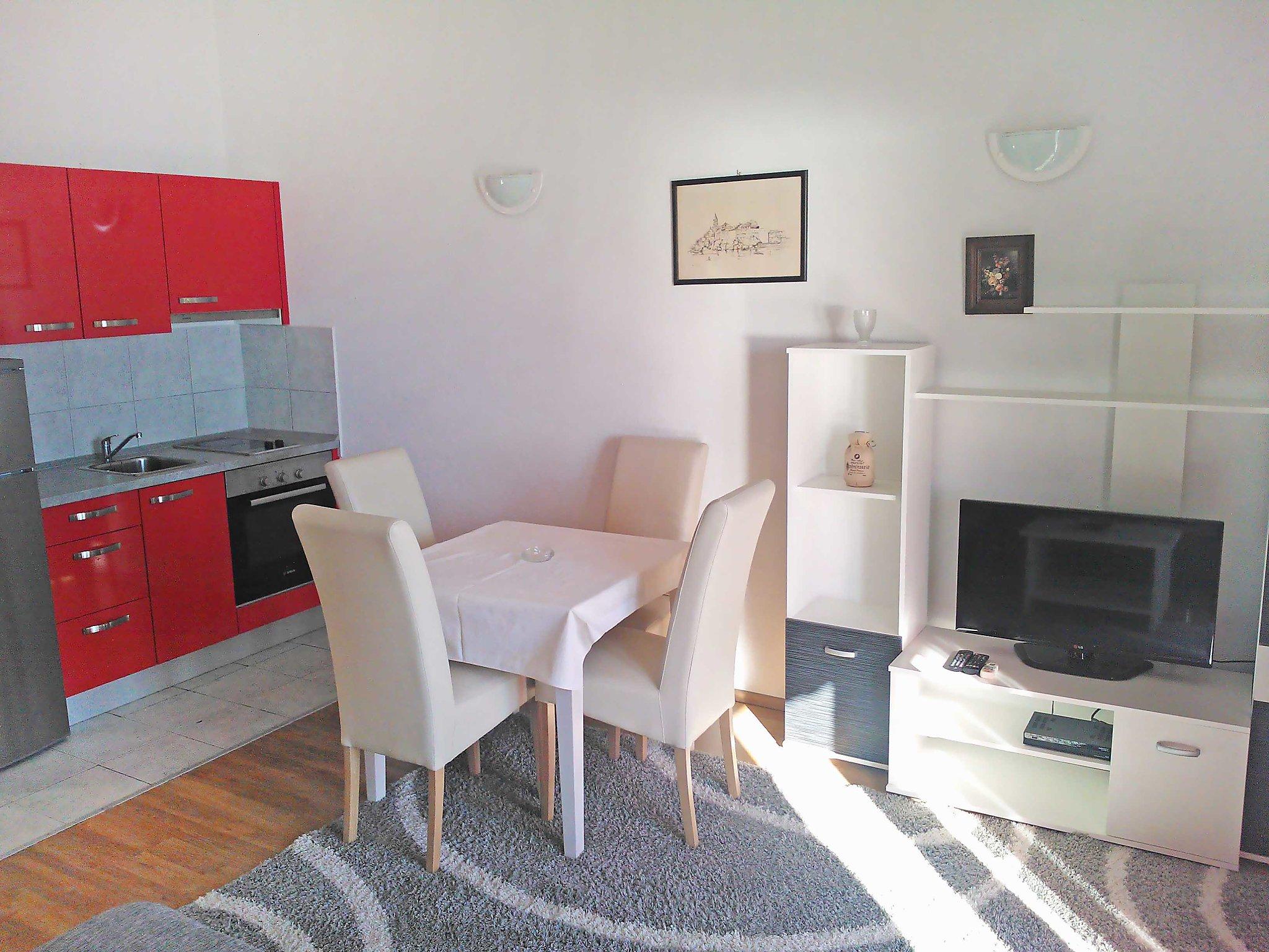 Foto 2 - Apartamento de 1 quarto em Makarska com vistas do mar