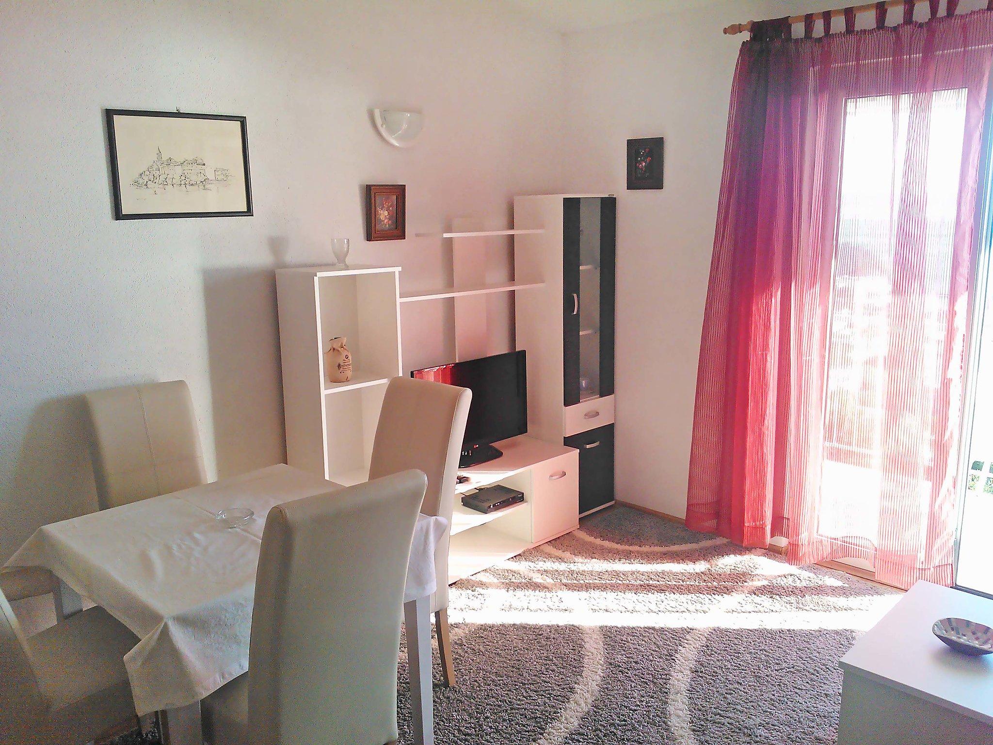 Foto 3 - Apartamento de 1 quarto em Makarska com vistas do mar