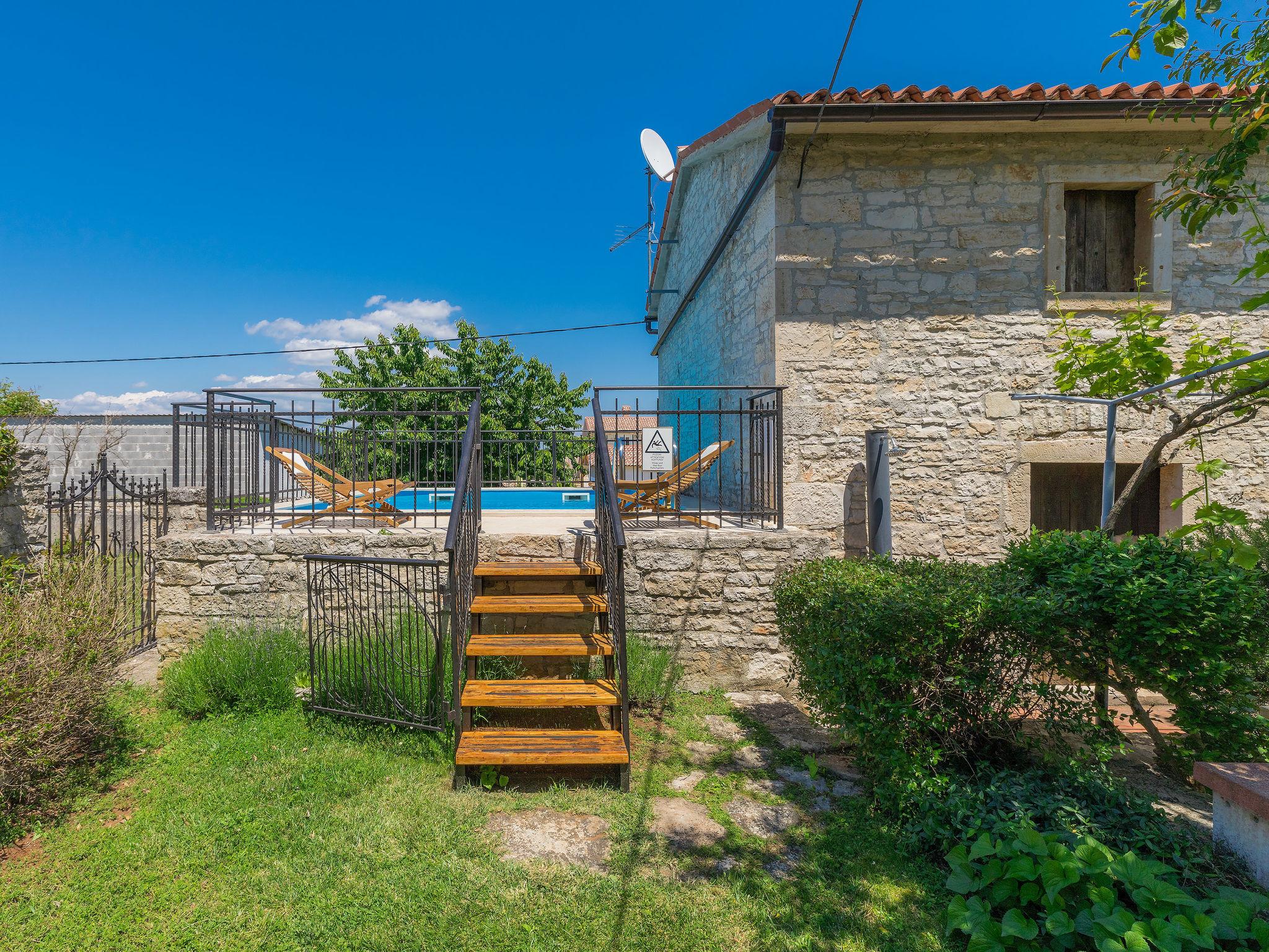 Photo 34 - Maison de 2 chambres à Svetvinčenat avec piscine privée et jardin