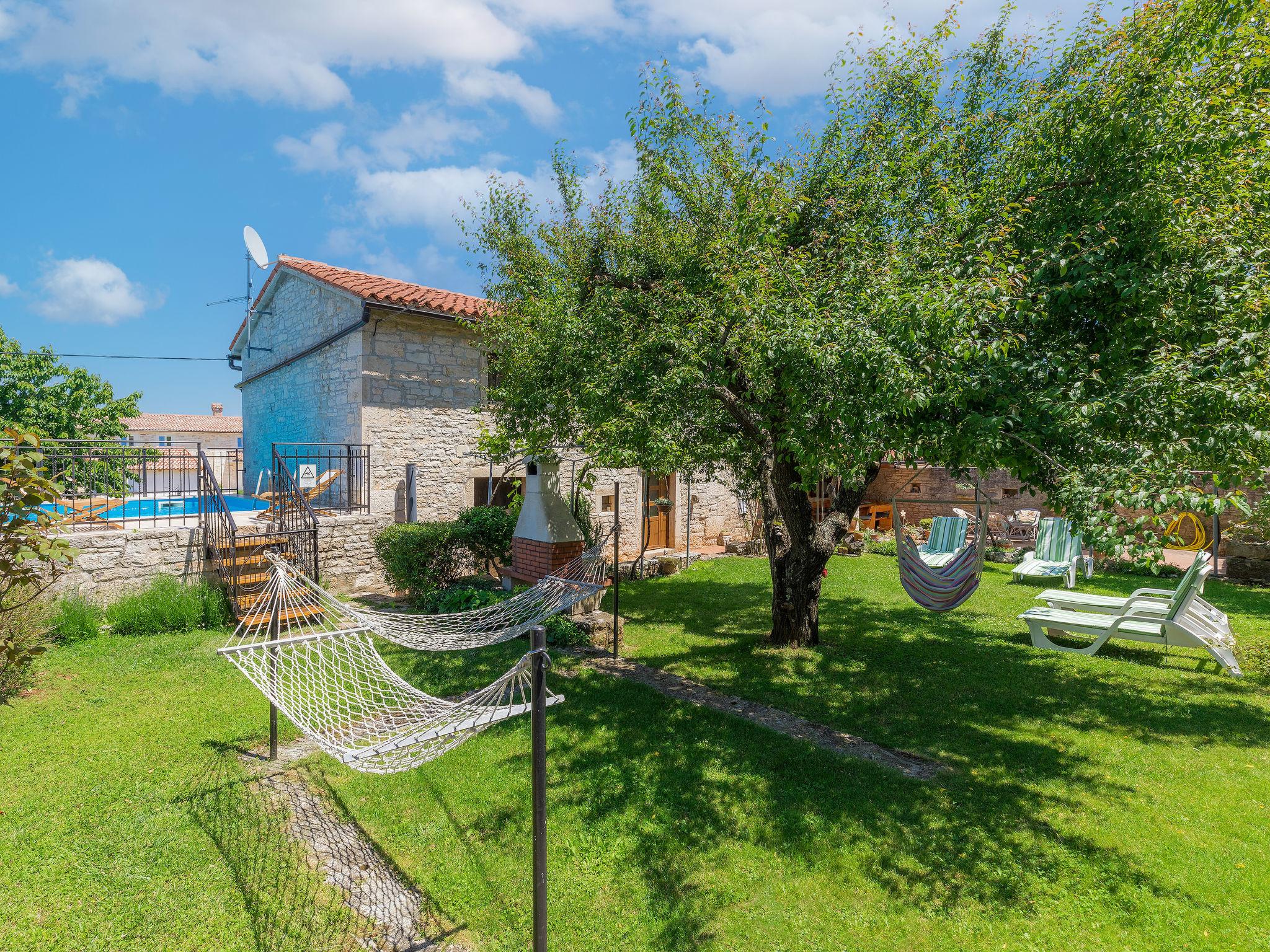 Photo 1 - Maison de 2 chambres à Svetvinčenat avec piscine privée et vues à la mer