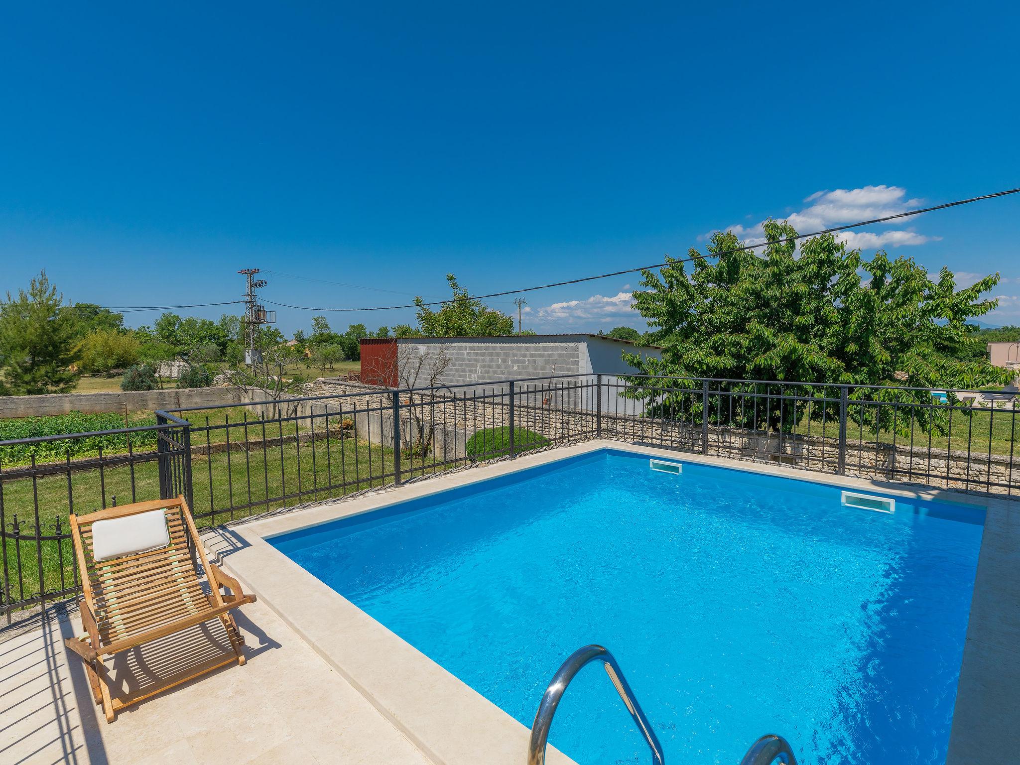 Photo 5 - Maison de 2 chambres à Svetvinčenat avec piscine privée et vues à la mer