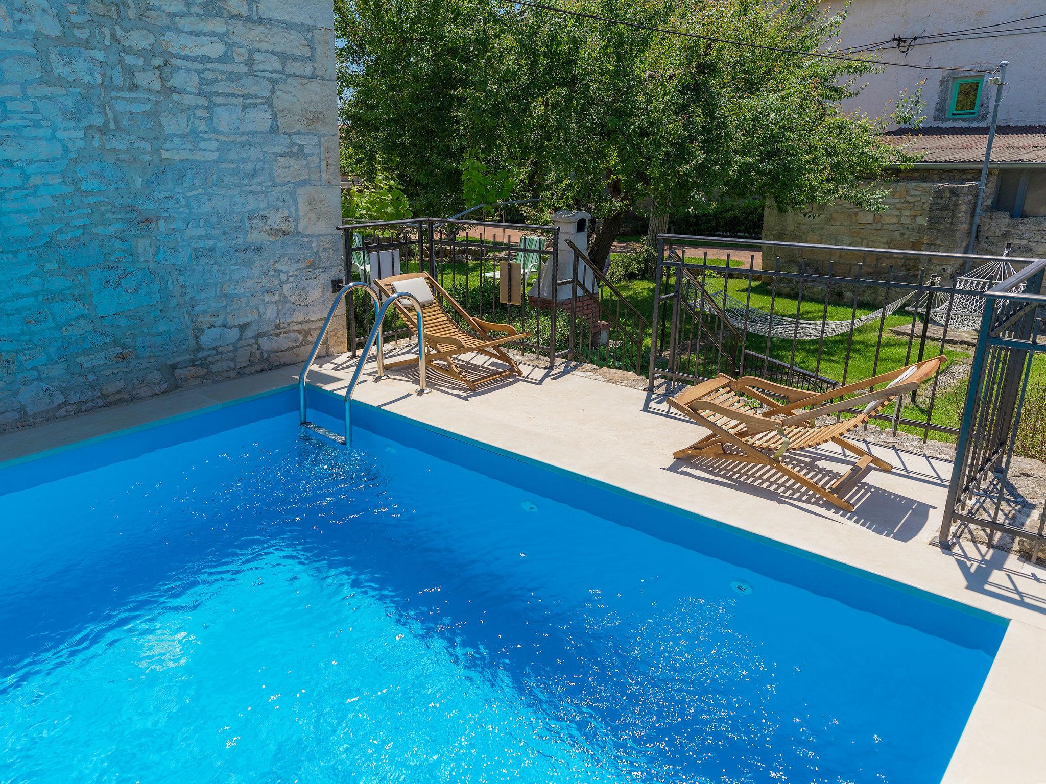 Photo 6 - Maison de 2 chambres à Svetvinčenat avec piscine privée et vues à la mer