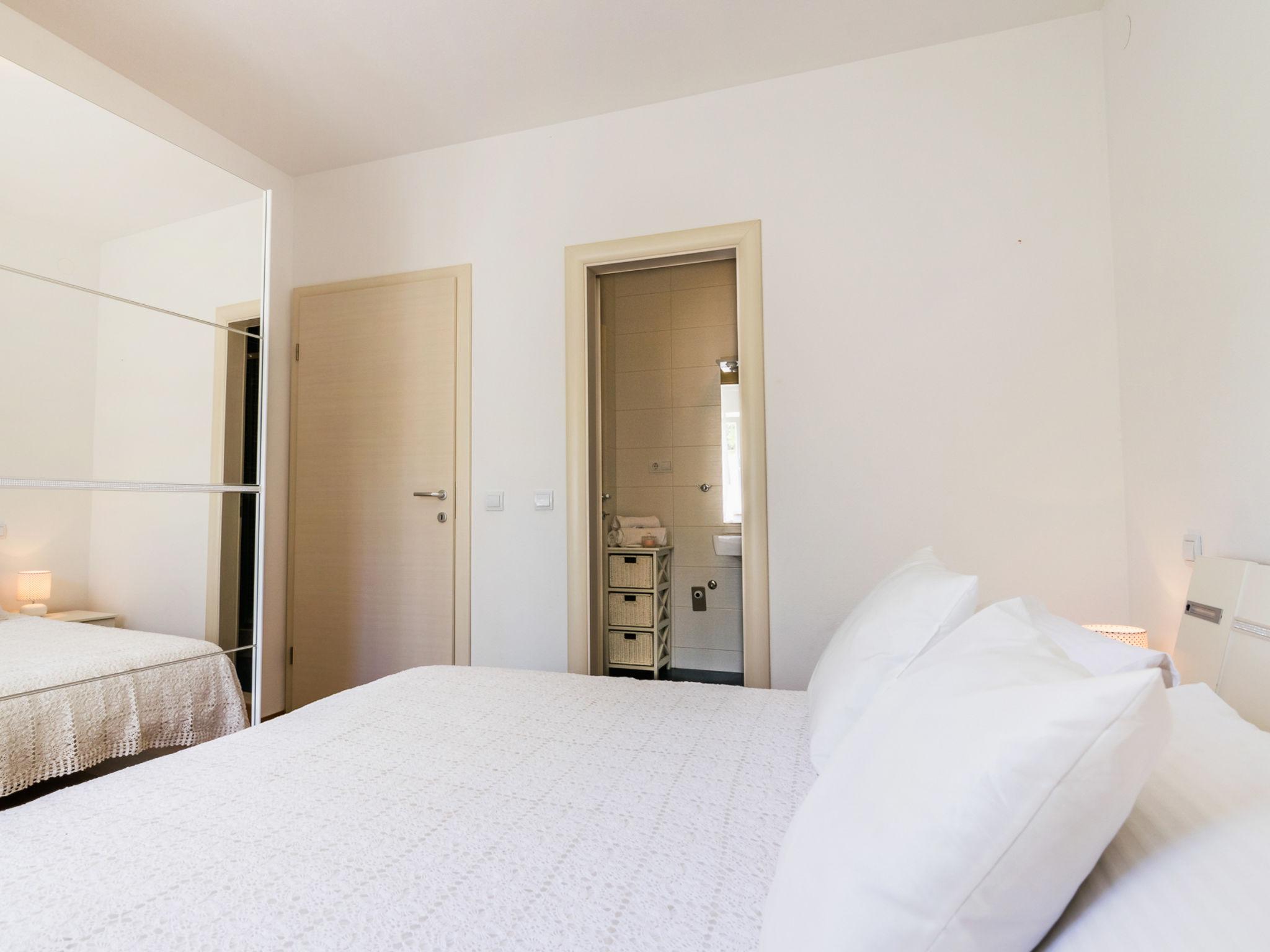 Foto 15 - Appartamento con 2 camere da letto a Sutivan con piscina e vista mare