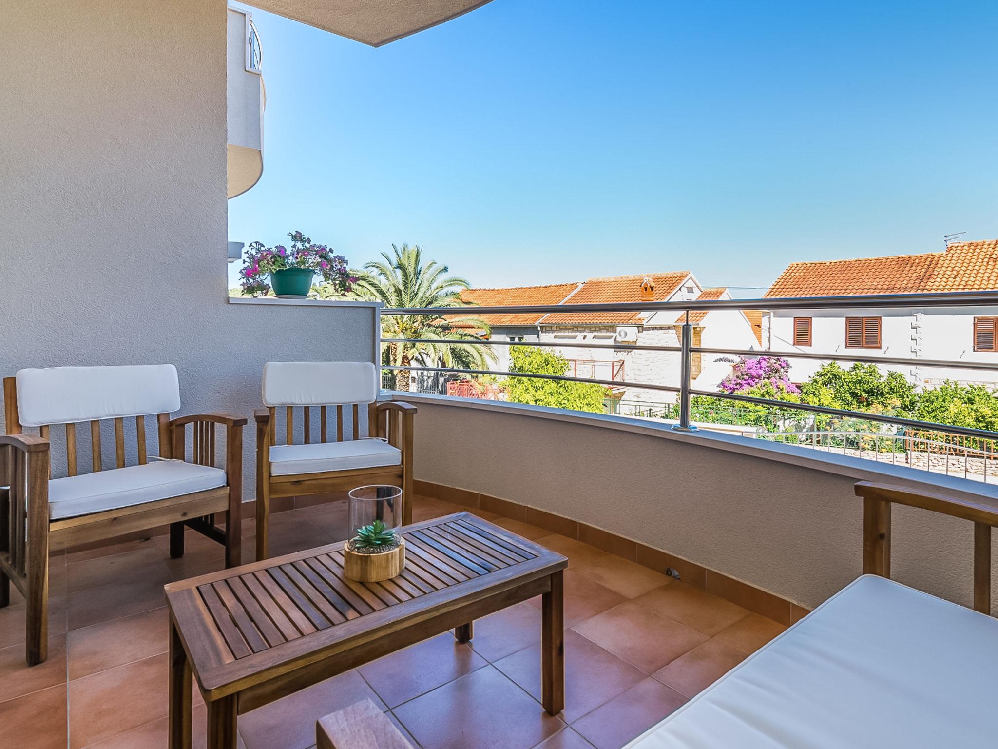 Foto 6 - Apartamento de 2 quartos em Sutivan com piscina e vistas do mar