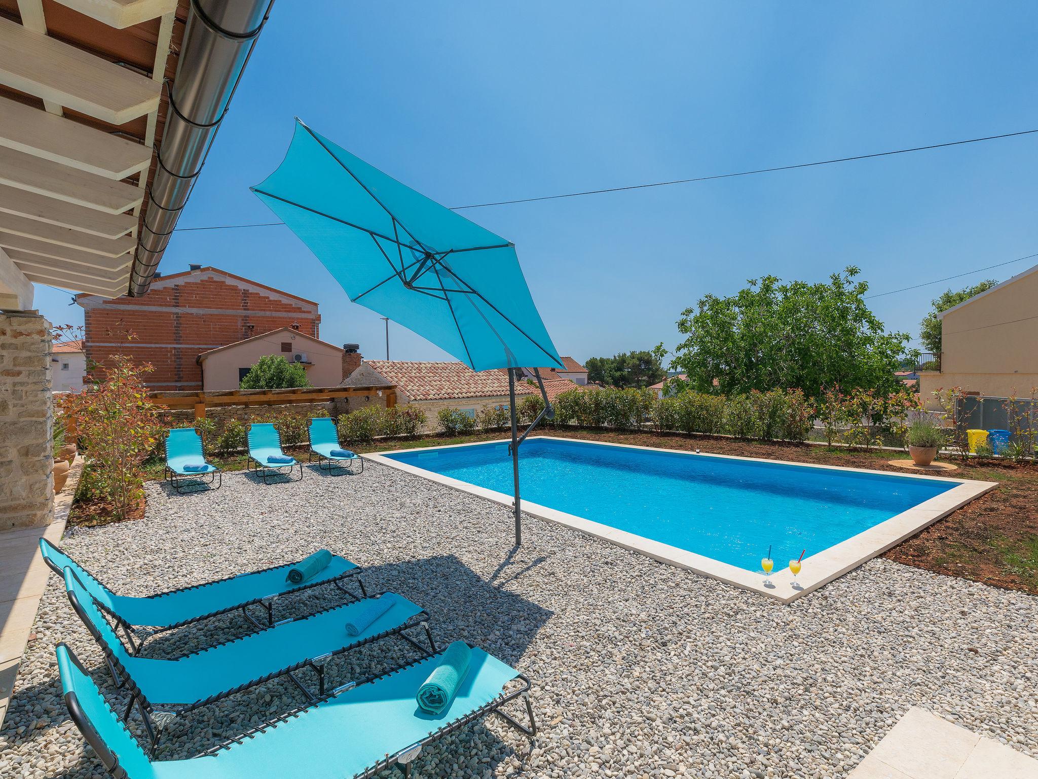 Foto 20 - Casa de 4 quartos em Ližnjan com piscina privada e jardim