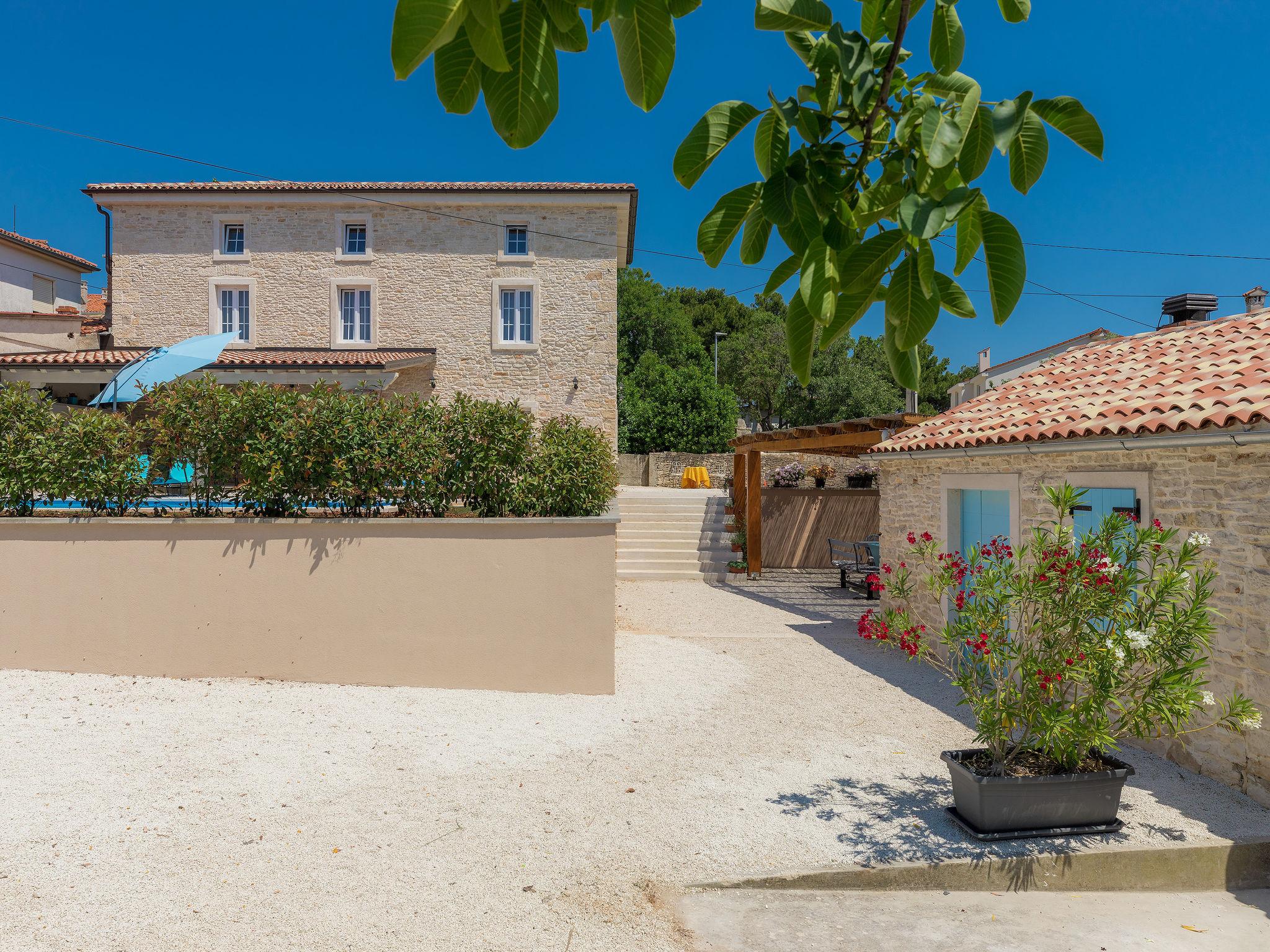 Foto 37 - Casa con 4 camere da letto a Ližnjan con piscina privata e giardino