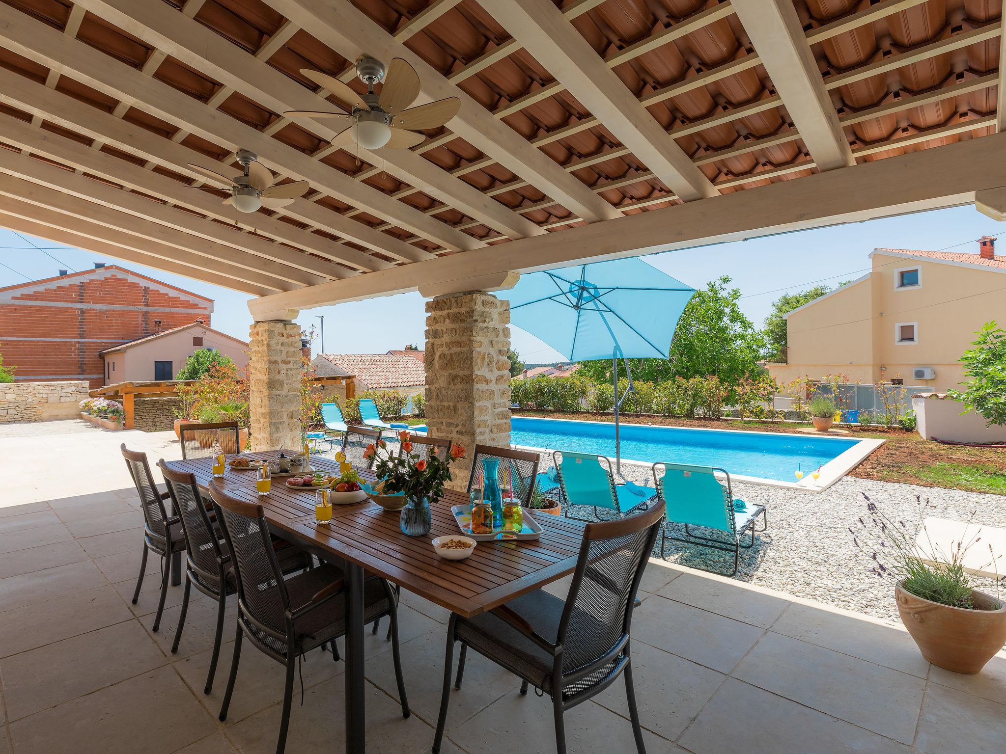 Photo 3 - Maison de 4 chambres à Ližnjan avec piscine privée et jardin