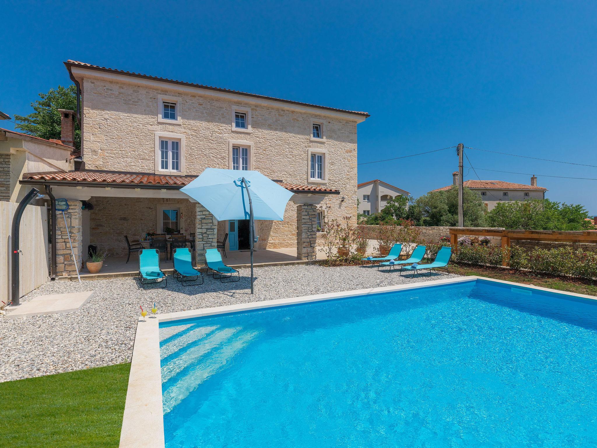 Photo 1 - Maison de 4 chambres à Ližnjan avec piscine privée et jardin