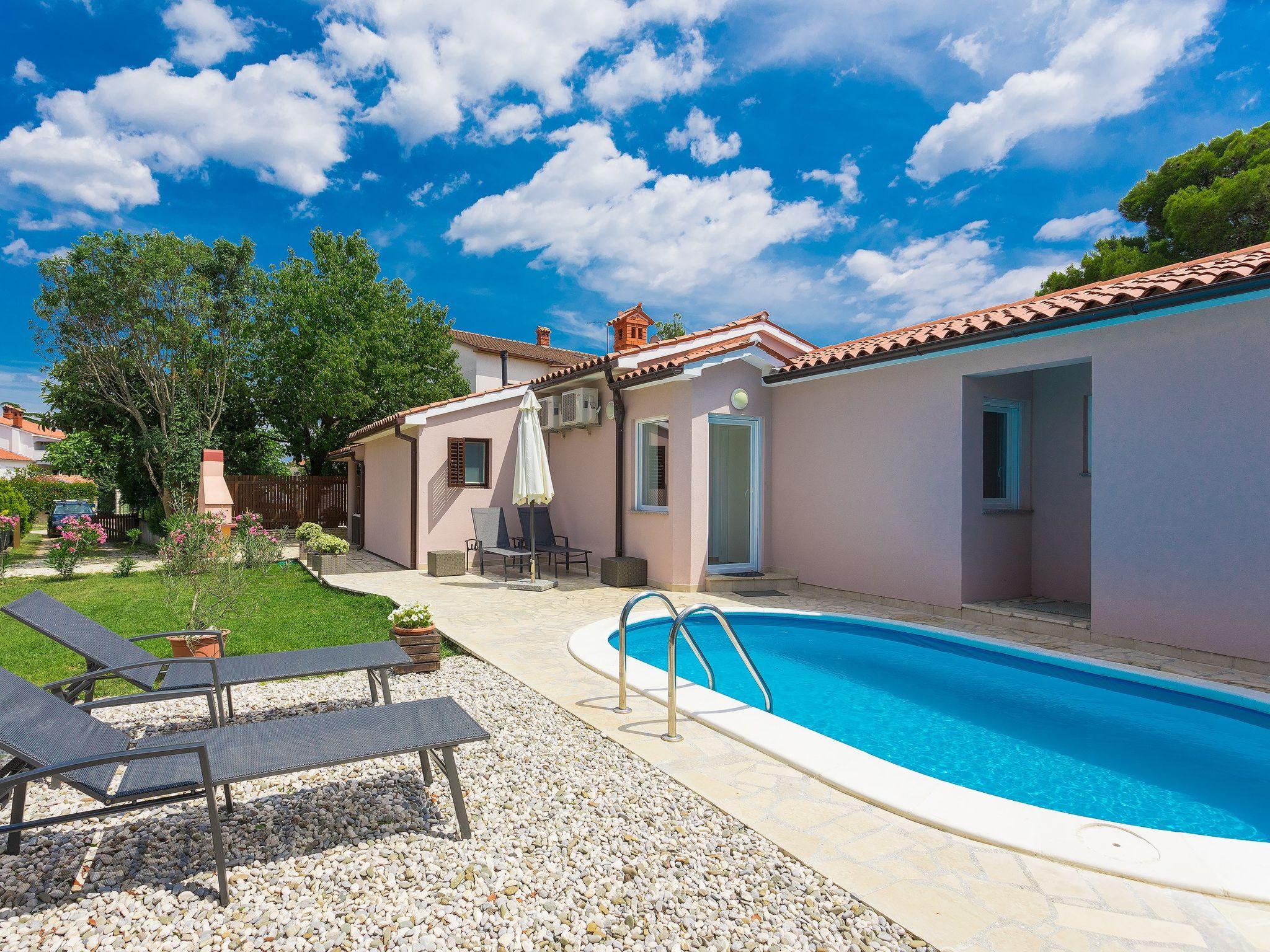 Photo 1 - Maison de 3 chambres à Pula avec piscine privée et vues à la mer